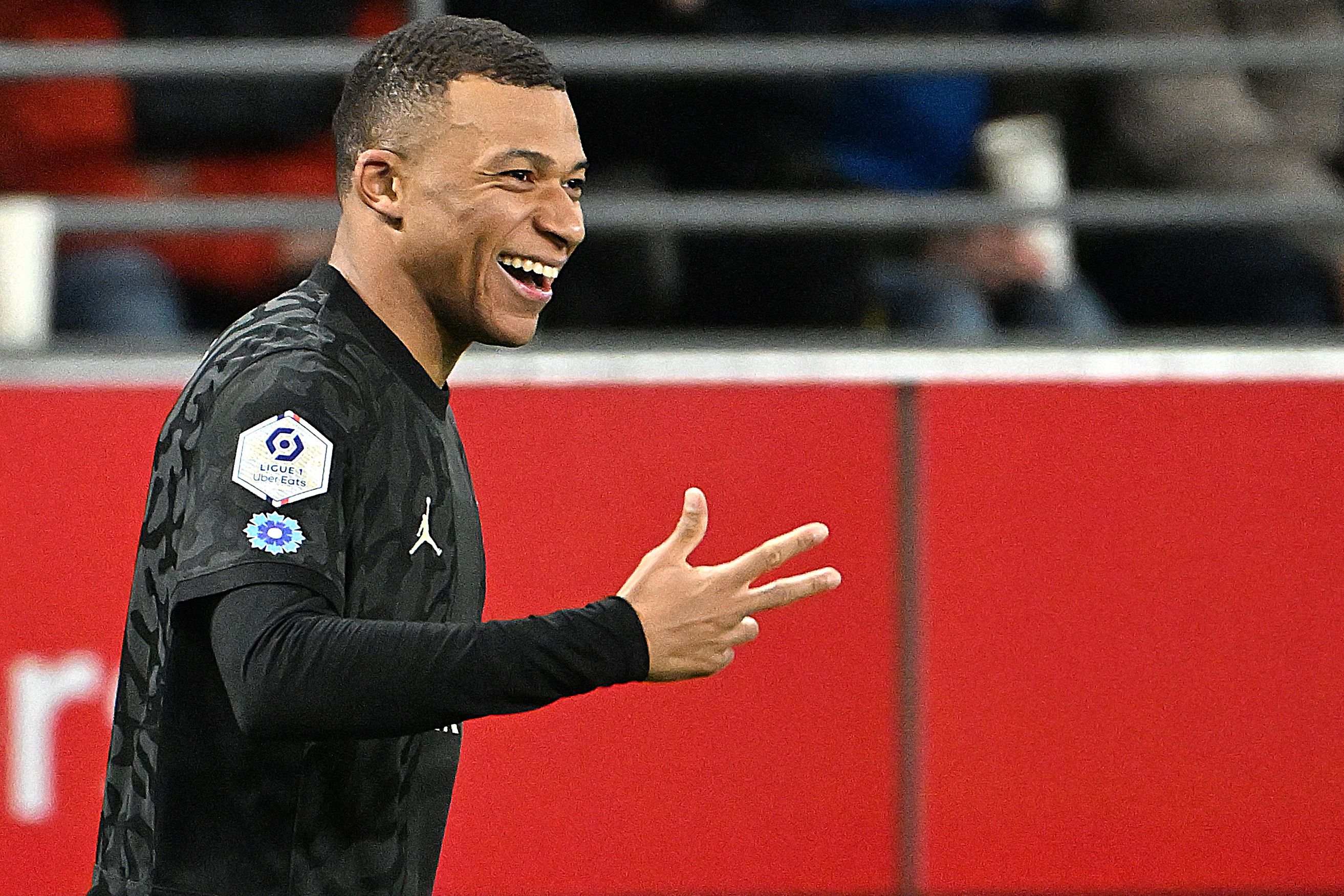 El goleador del Paris Saint-Germain's, Kylian Mbappé, festeja su tercer gol al Stade de Reims. (Foto Prensa Libre: AFP)