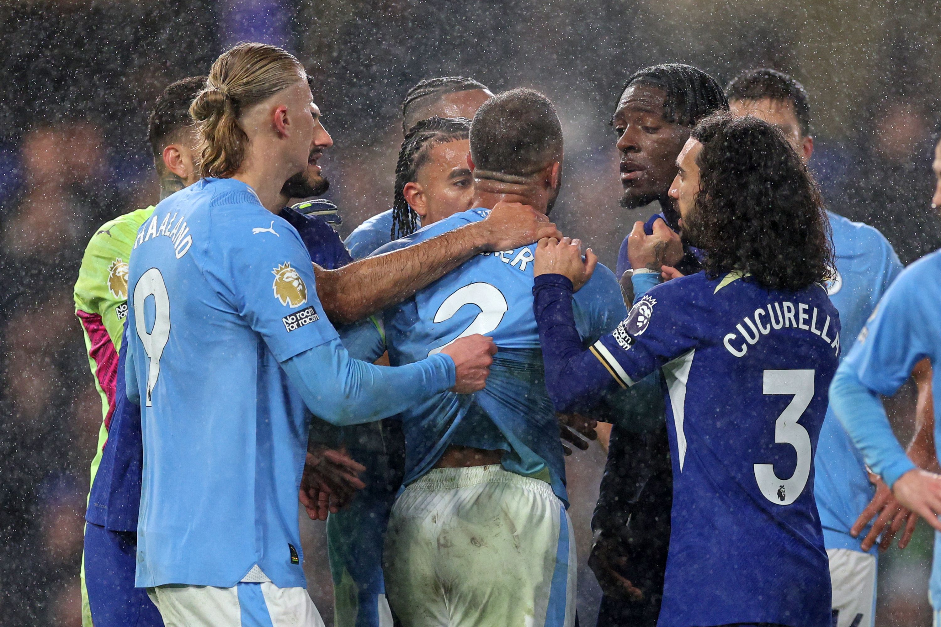 Jugadores de ambos equipos discuten luego de que se le concediera penal al Chelsea en tiempo de descuento durante el partido contra el Manchester City en Stamford Bridge. (Foto Prensa Libre: AFP)