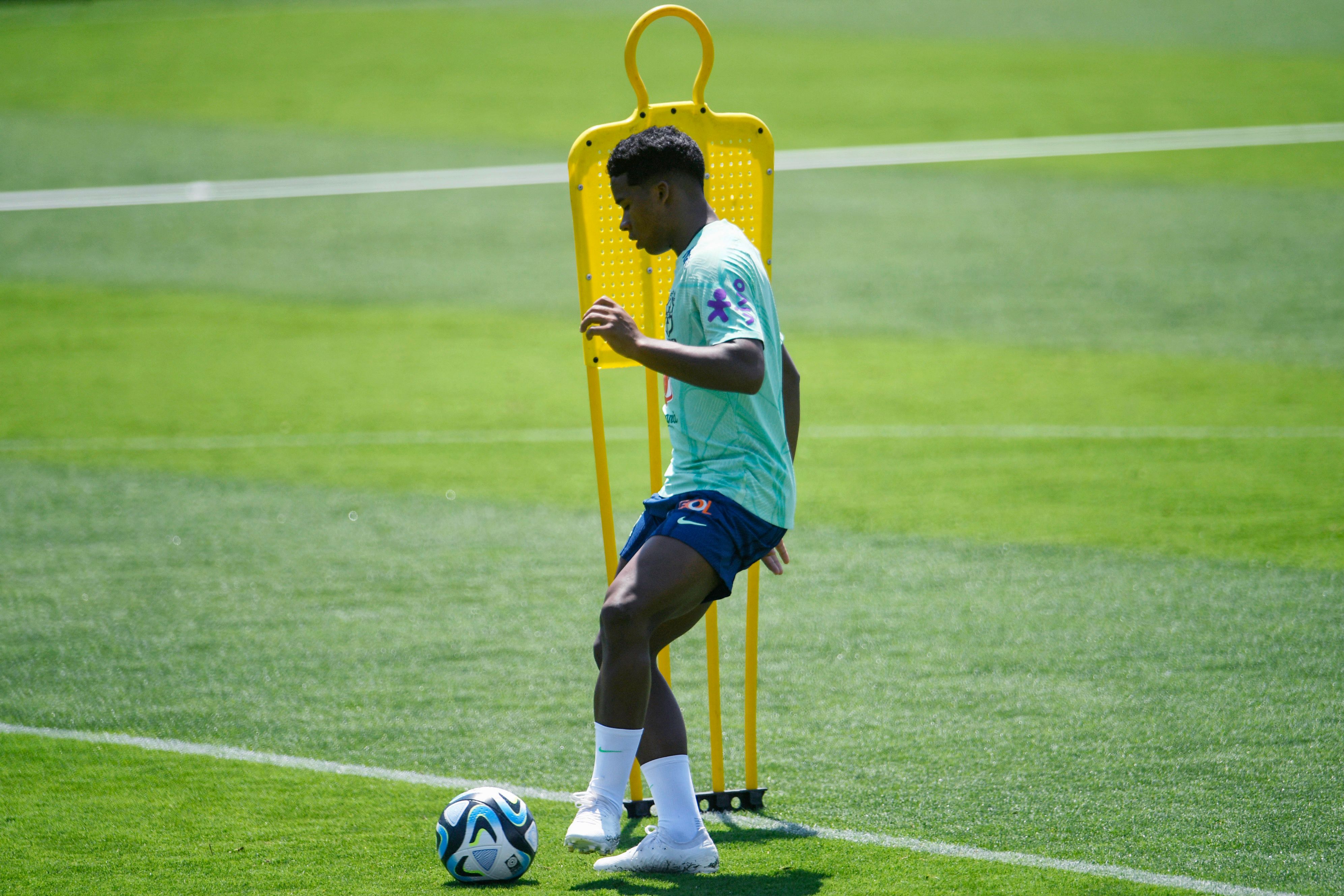 El delantero de Brasil, Endrick, controla el balón durante un entrenamiento de su selección antes de enfrentar a Argentina por las eliminatorias sudamericanas. (Foto Prensa Libre: AFP)