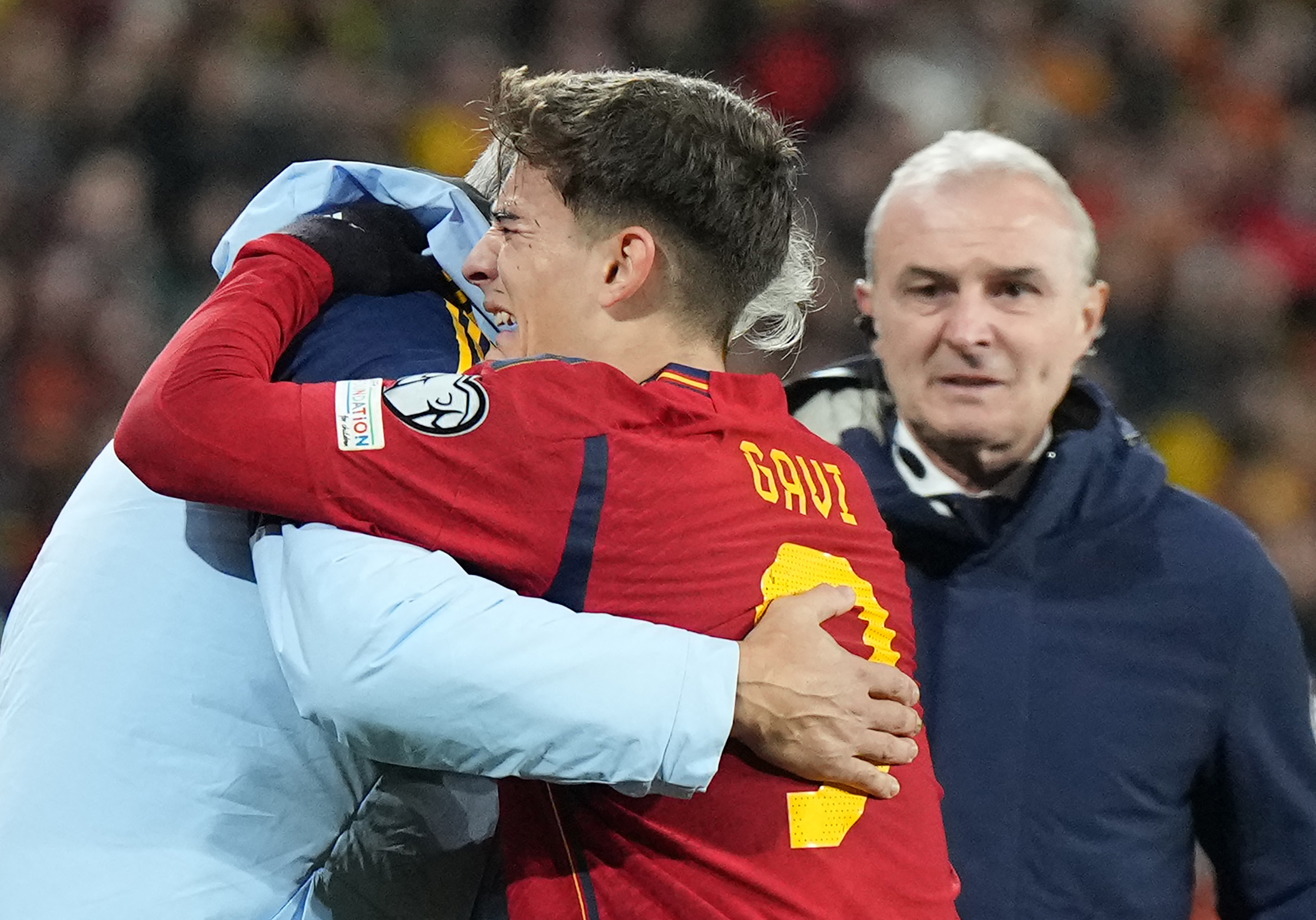 El mediocampista de España, Gavi, se retira llorando por su lesión en el partido ante Georgia por el Grupo A de las Eliminatorias Europeas. (Foto Prensa Libre: AFP)