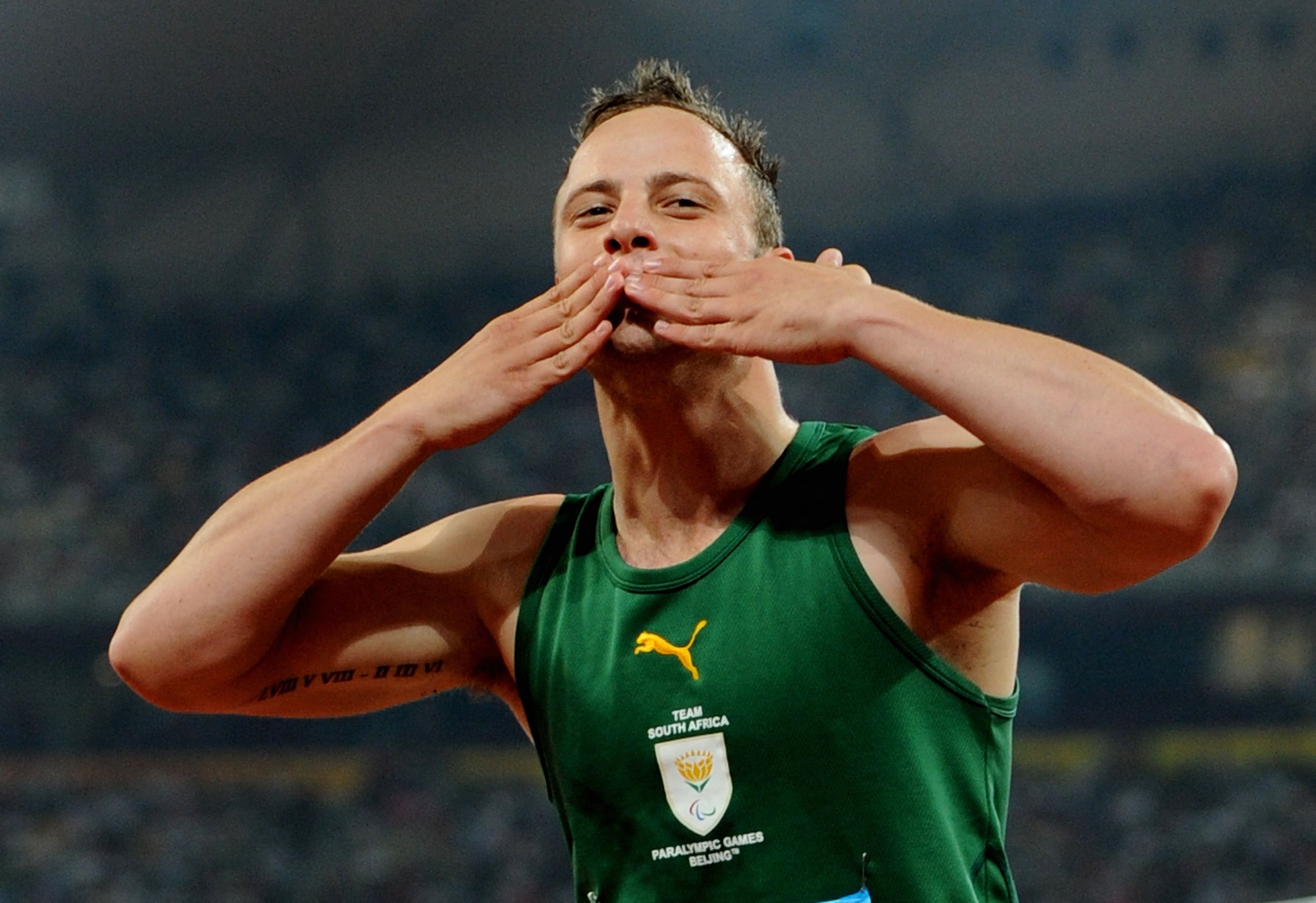 Oscar Pistorius de Sudáfrica celebra después de ganar en los Juegos Paralímpicos de Beijing 2008 en el Estadio Nacional de Beijing el 16 de septiembre de 2008. El campeón Paralímpico sudafricano Oscar Pistorius obtuvo la libertad anticipada en libertad condicional el viernes , una década después de que mató a su novia, en un crimen que conmovió al mundo, dijeron las autoridades penitenciarias. Foto Prensa Libre (AFP)