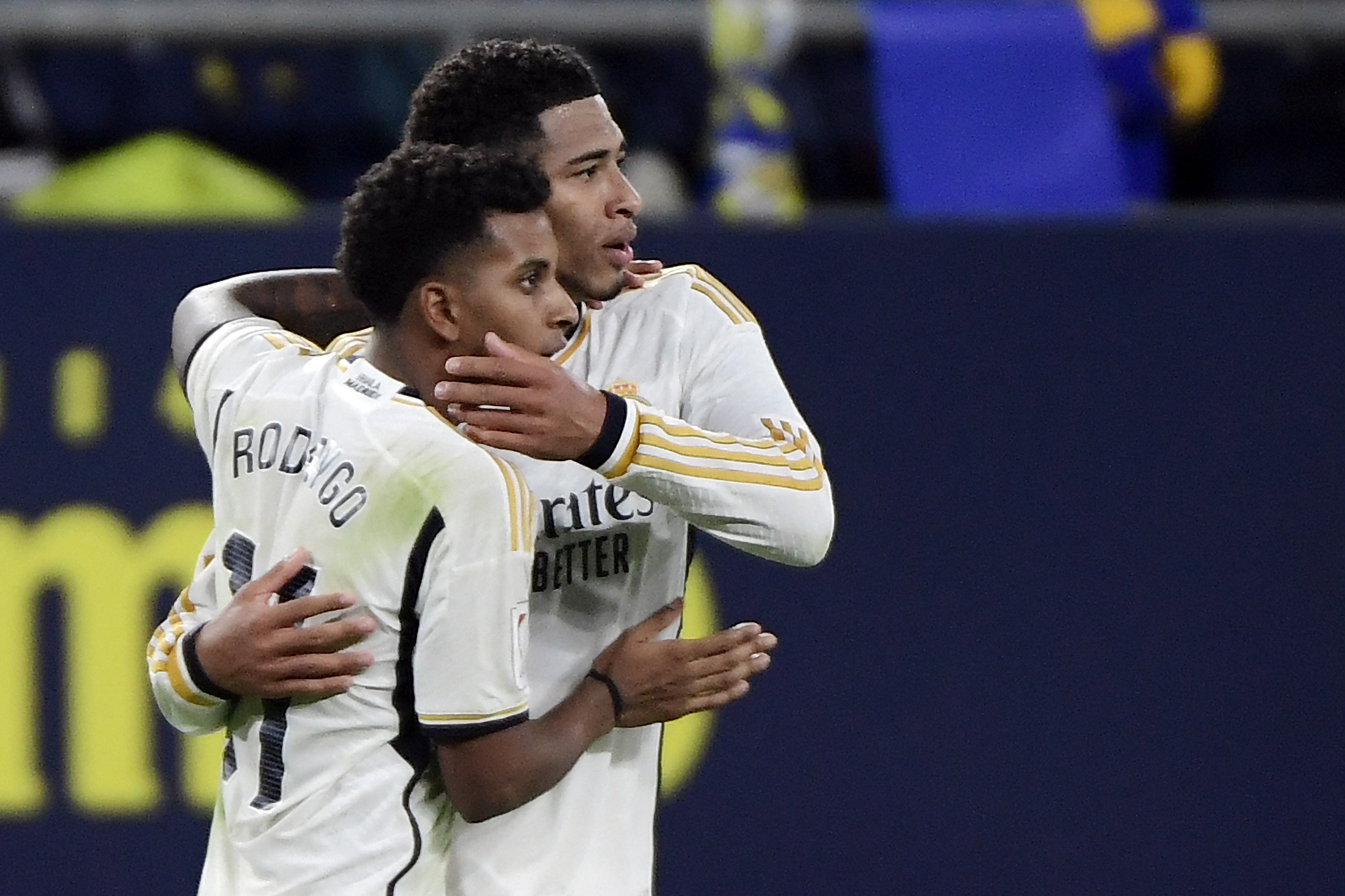 Los jugadores del Real Madrid, Jude Bellingham y Rodrygo (i) celebran el tercer gol de su equipo al Cádiz CF. (Foto Prensa Libre: AFP)