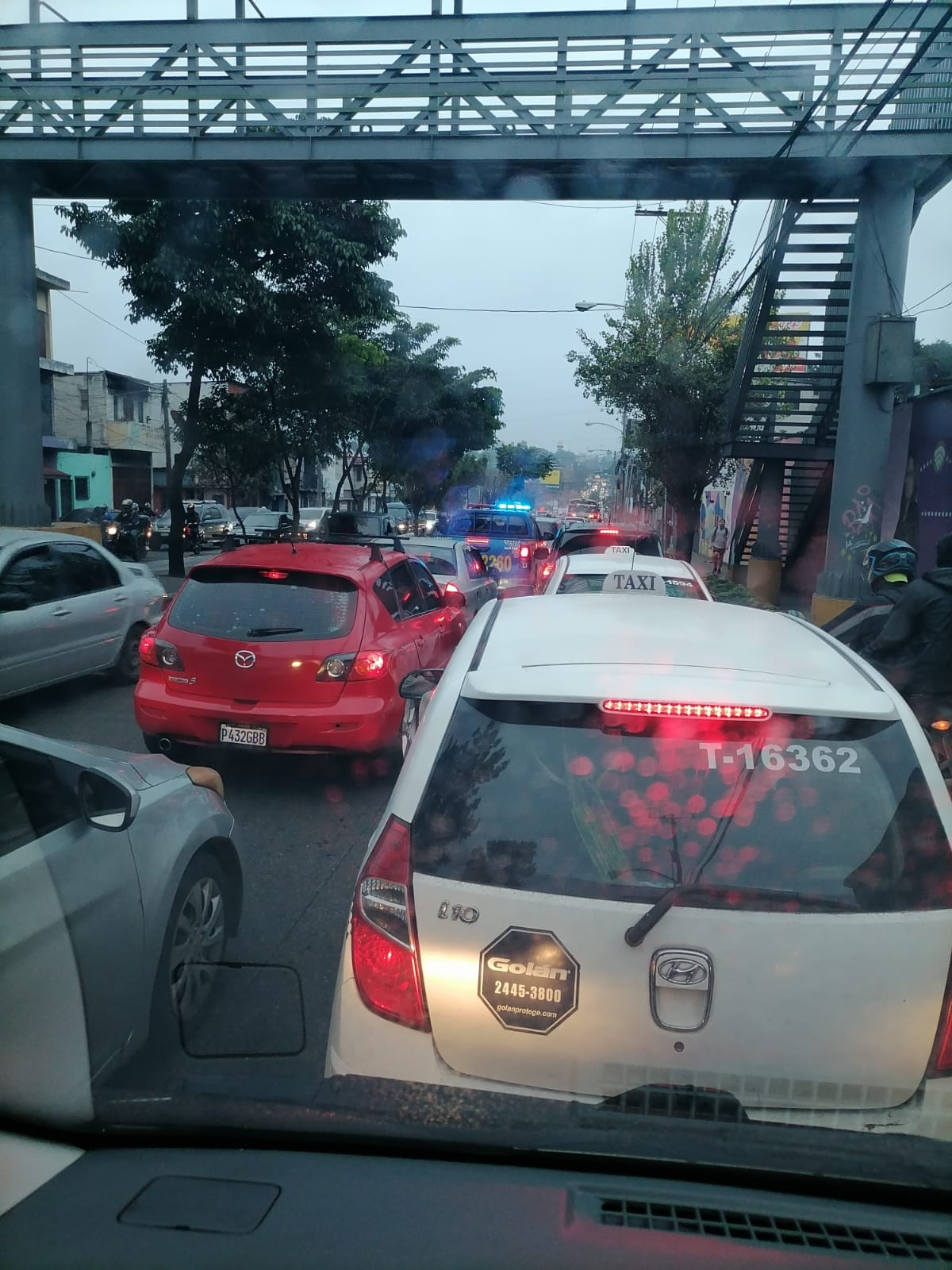 Largas filas de vehículos se han formado en la ruta al Atlántico por un accidente en el kilómetro 10. (Foto Prensa Libre: Cortesía)