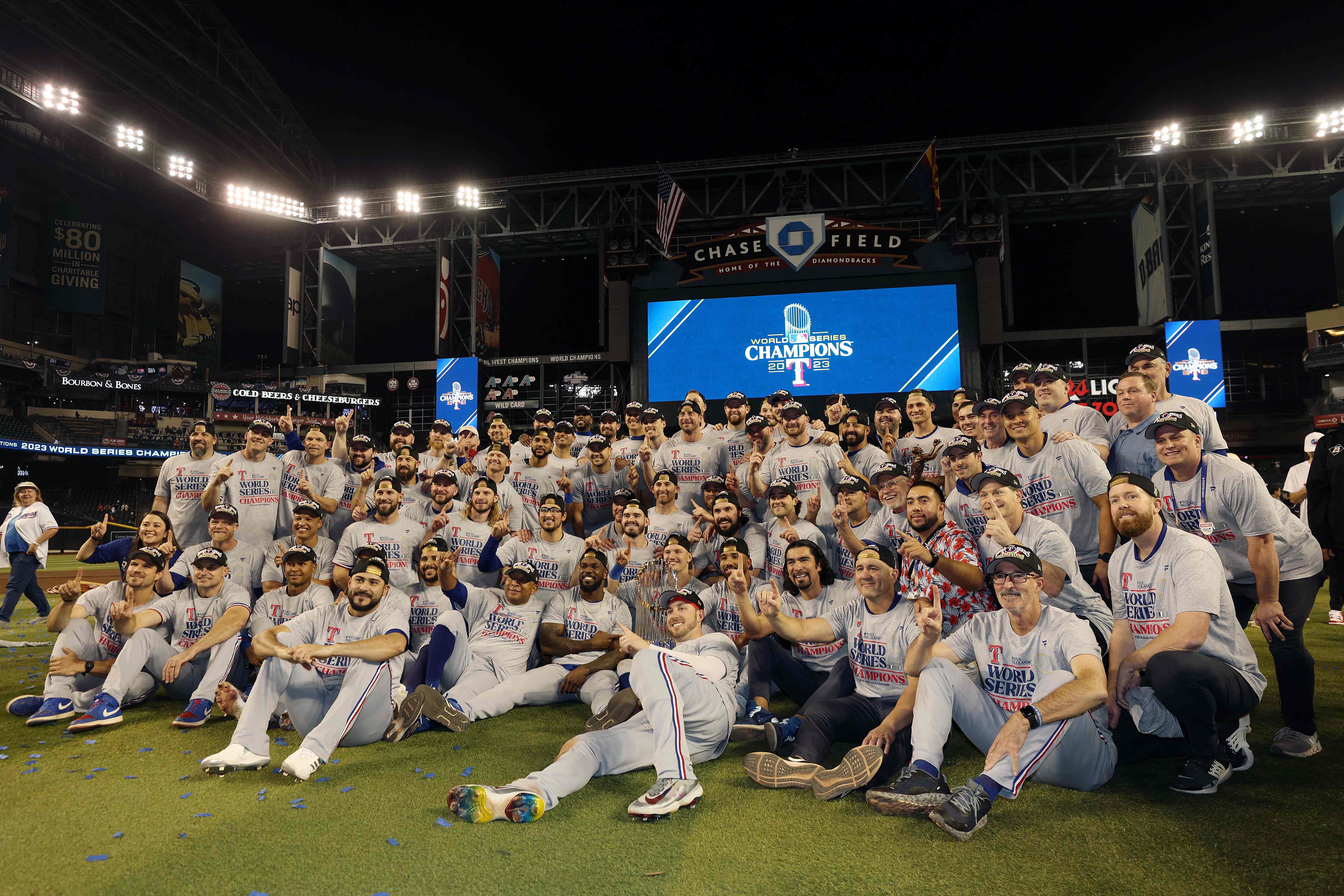 Los Rangers de Texas festejaron su primer título en la historia en la misma casa de los Diamondbacks. (Foto Prensa Libre: AFP)