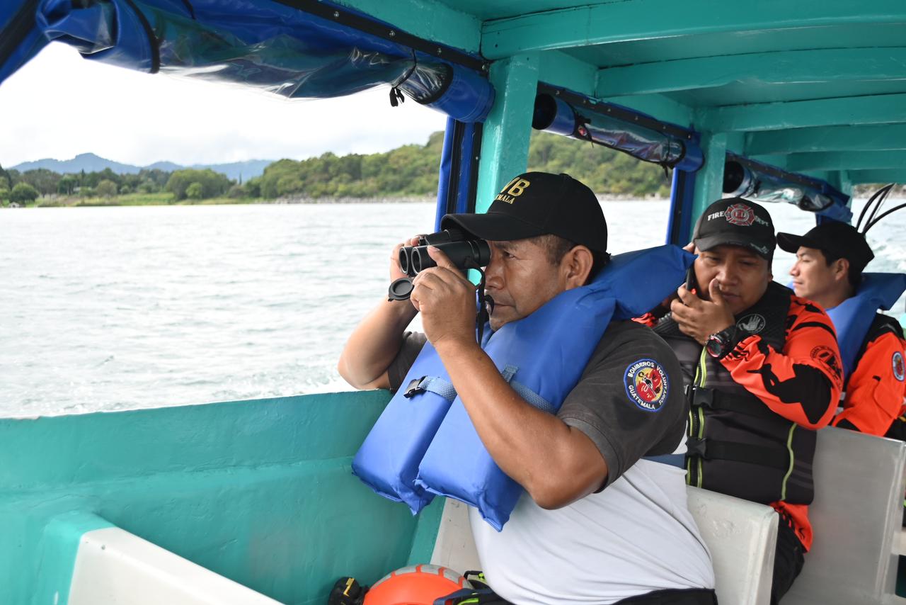 ATITLÁN. BUSCAN A TURISTA