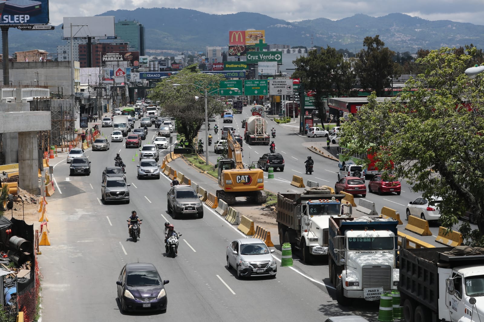 Paso a desnivel que se construye en la calzada Roosevelt y 9 avenida, zona 11. (Foto Prensa Libre: Elmer Vargas) 