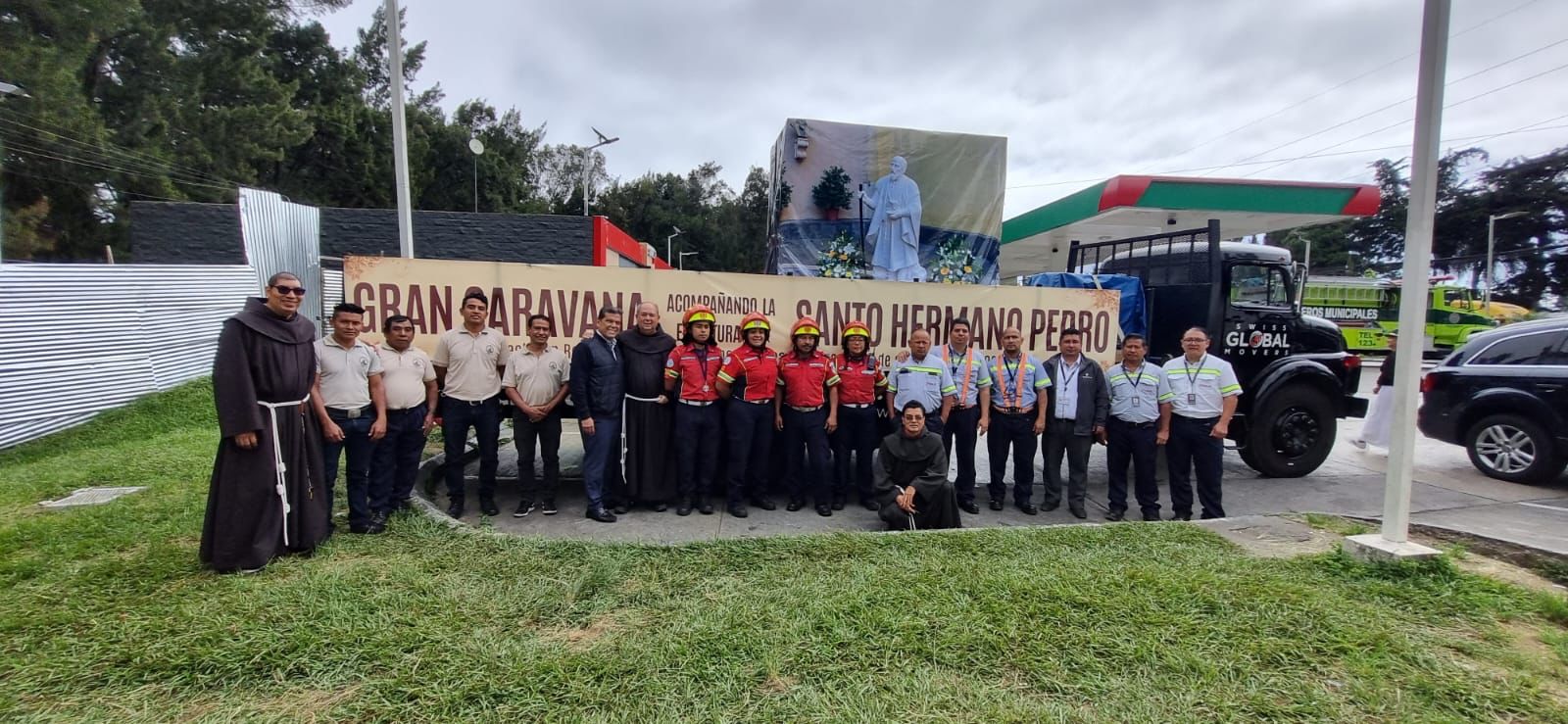 Una caravana salió de ciudad de Guatemala hacia Antigua Guatemala para llevar la escultura del Santo Hermano Pedro que llegó del Vaticano.   (Foto Prensa Libre: cortesía fray Edwin Alvarado)