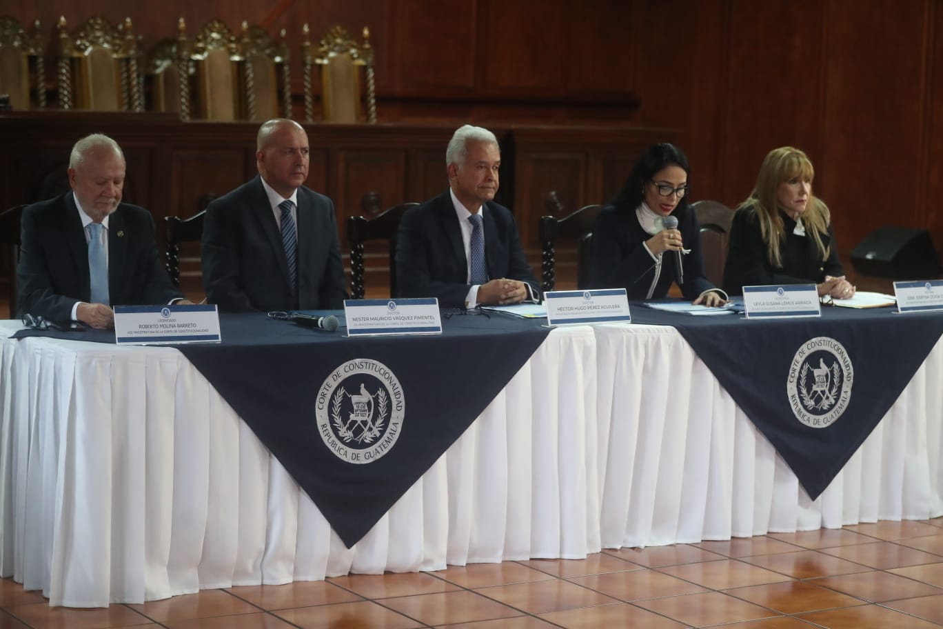 Los magistrados titulares de la Corte de Constitucionalidad durante la conferencia de prensa en la que confirmaron la orden para el Congreso de elegir Cortes del país. (Foto Prensa Libre: Juan Diego González).