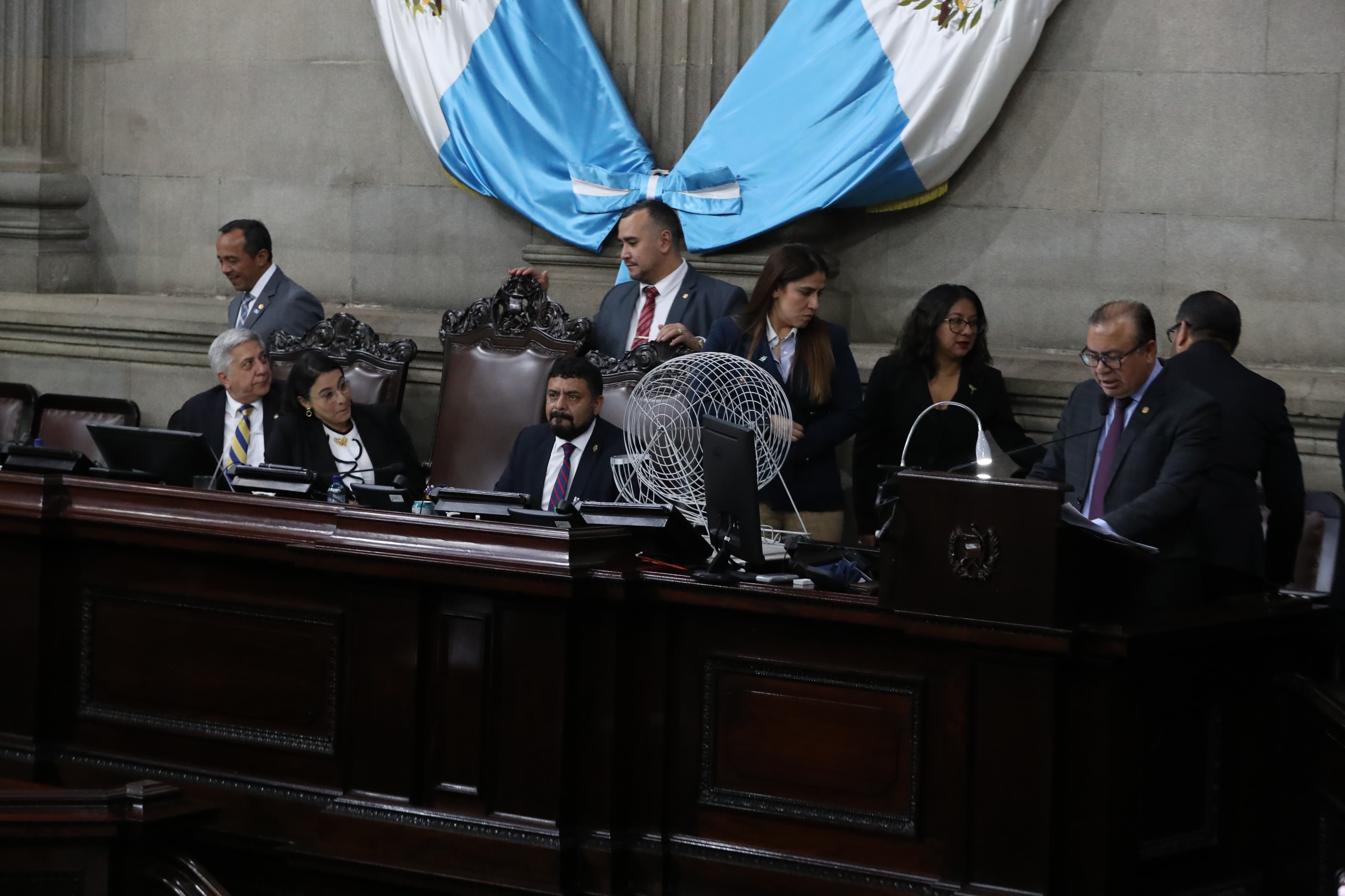 CONGRESO INTEGRA COMISIÓN PESQUISIDORA. MINISTRO DE COMUNICACIONES