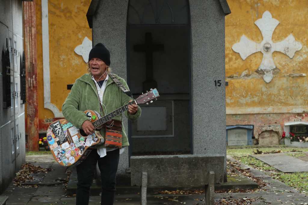 Cantan canciones en cementerios