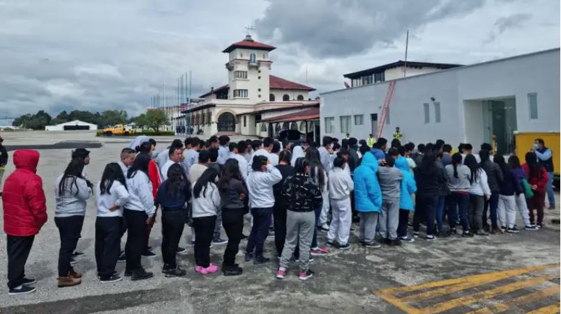 Un grupo de guatemaltecos espera a ser registrado en la Fuerza Aérea, luego de ser deportados desde México. La Política aprobada establece mecanismos de seguimiento para esta población que es retornada al país. (Foto: IGM)
