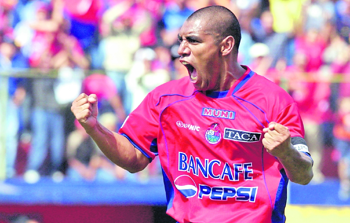 Juan Carlos Plata celebra un gol con Municipal. Foto Prensa Libre (Fernando López)