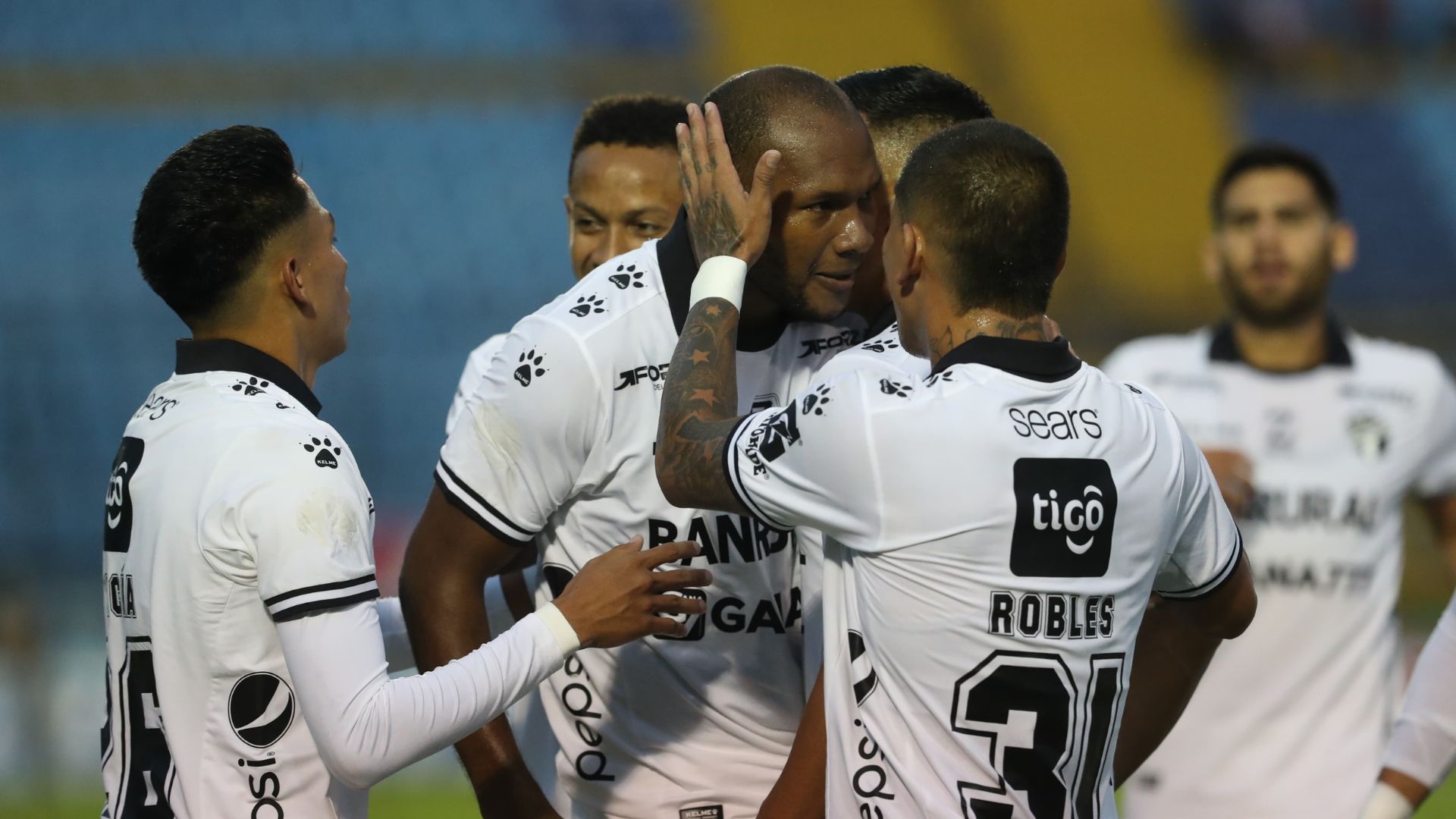 Los futbolistas de Comunicaciones festejan la primera anotación de su equipo ante Guastatoya. (Foto Prensa Libre: Erick Ávila)