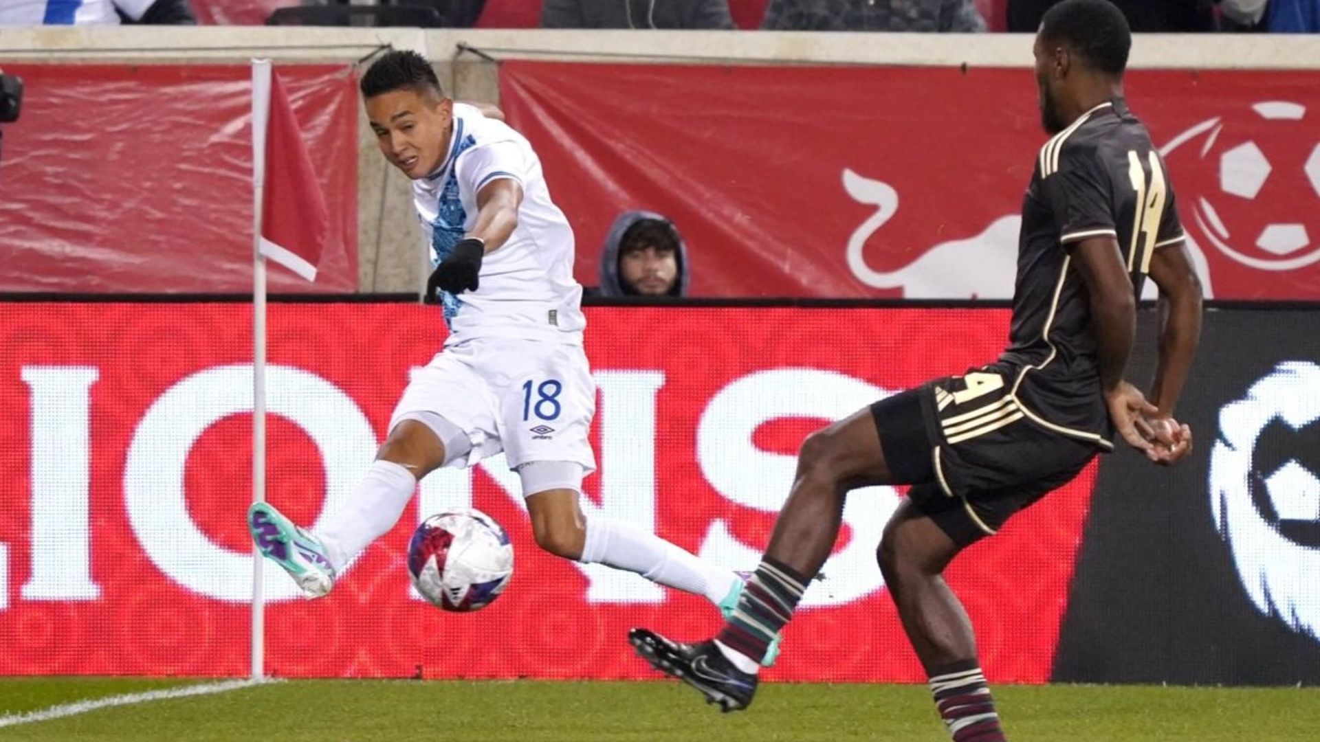 El jugador de la Selección Nacional, Oscar Santis, intenta centrar un balón ante la marca de uno de sus rivales. (Foto Prensa Libre: Fedefut)