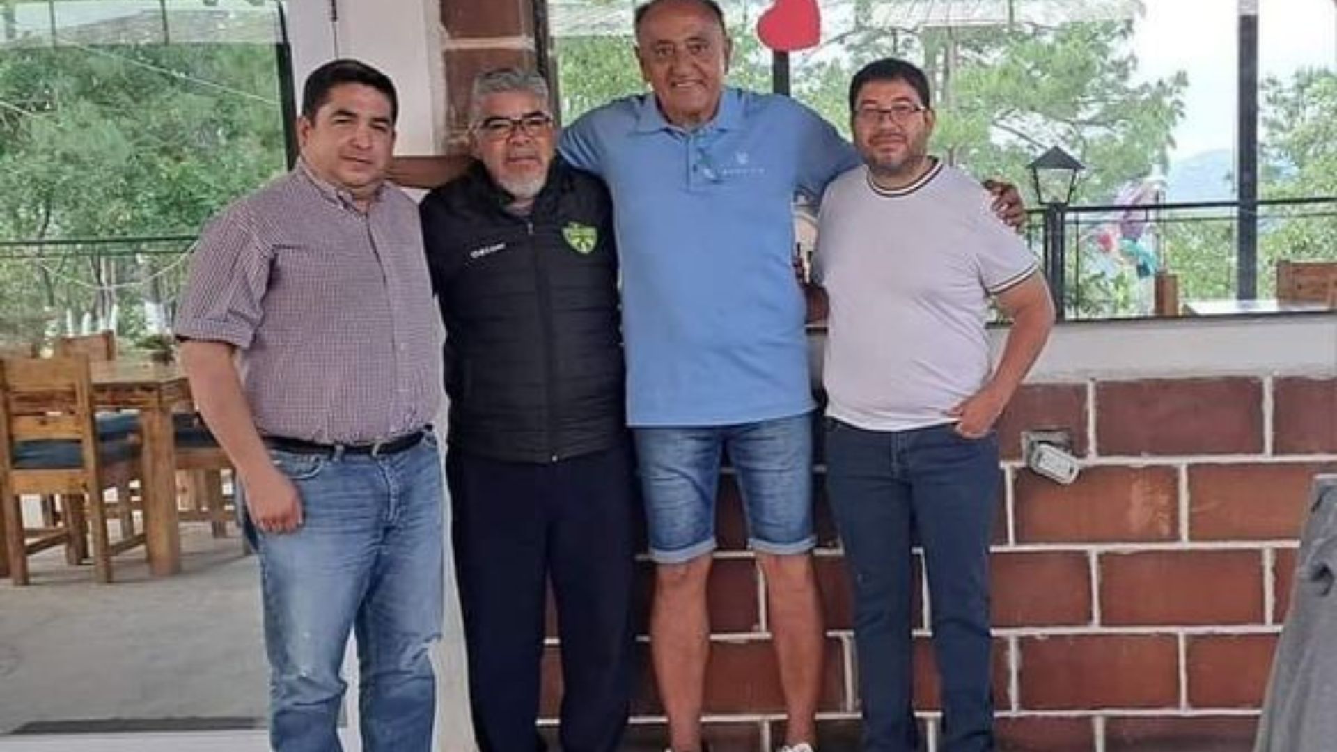 Directivos de Xinabajul junto al entrenador argentino, Pablo Centrone (c). (Foto Prensa Libre: Facebook)