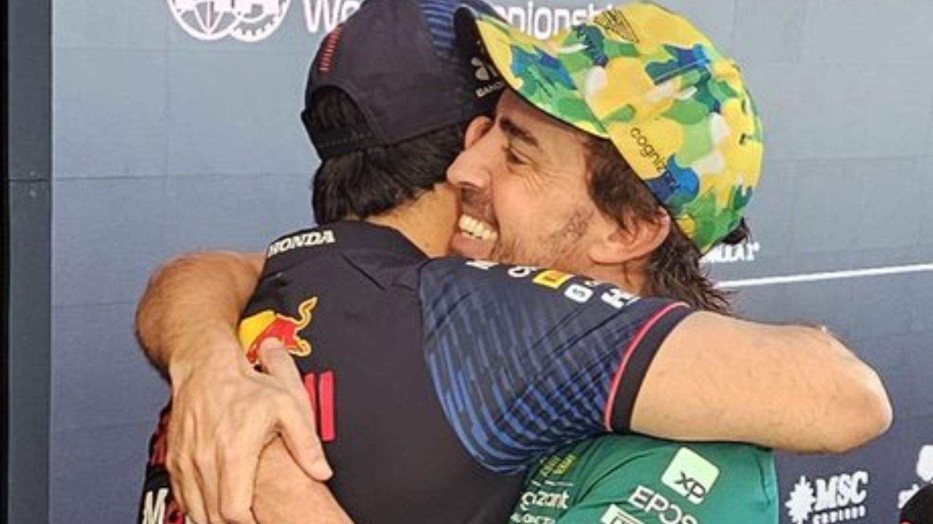 El piloto de Red Bull, Sergio Pérez, se abraza al español, Fernando Alonso, tras el Gran Premio de Brasil. (Foto Prensa Libre: F1-x)