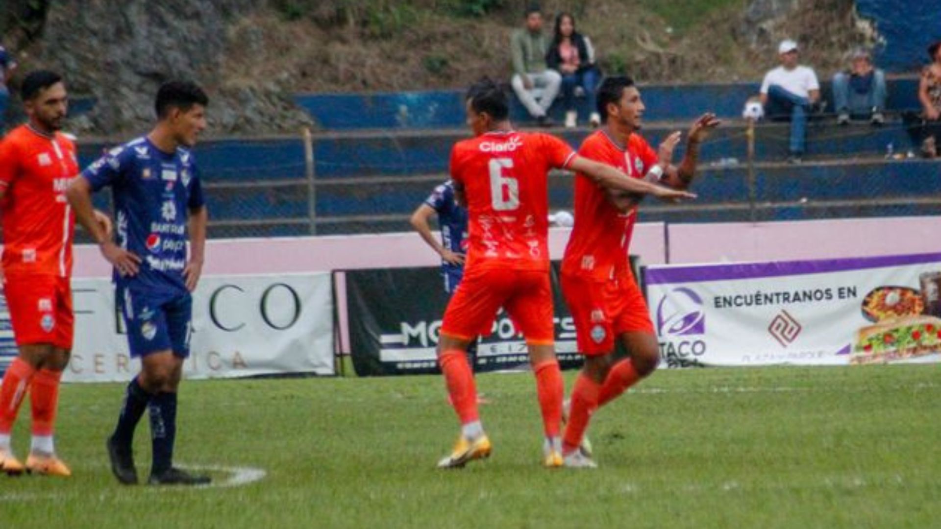 Los jugadores de Achuapa festejan el empate ante Cobán en el José Ángel Rossi. (Foto Prensa Libre: Anibal Pop)