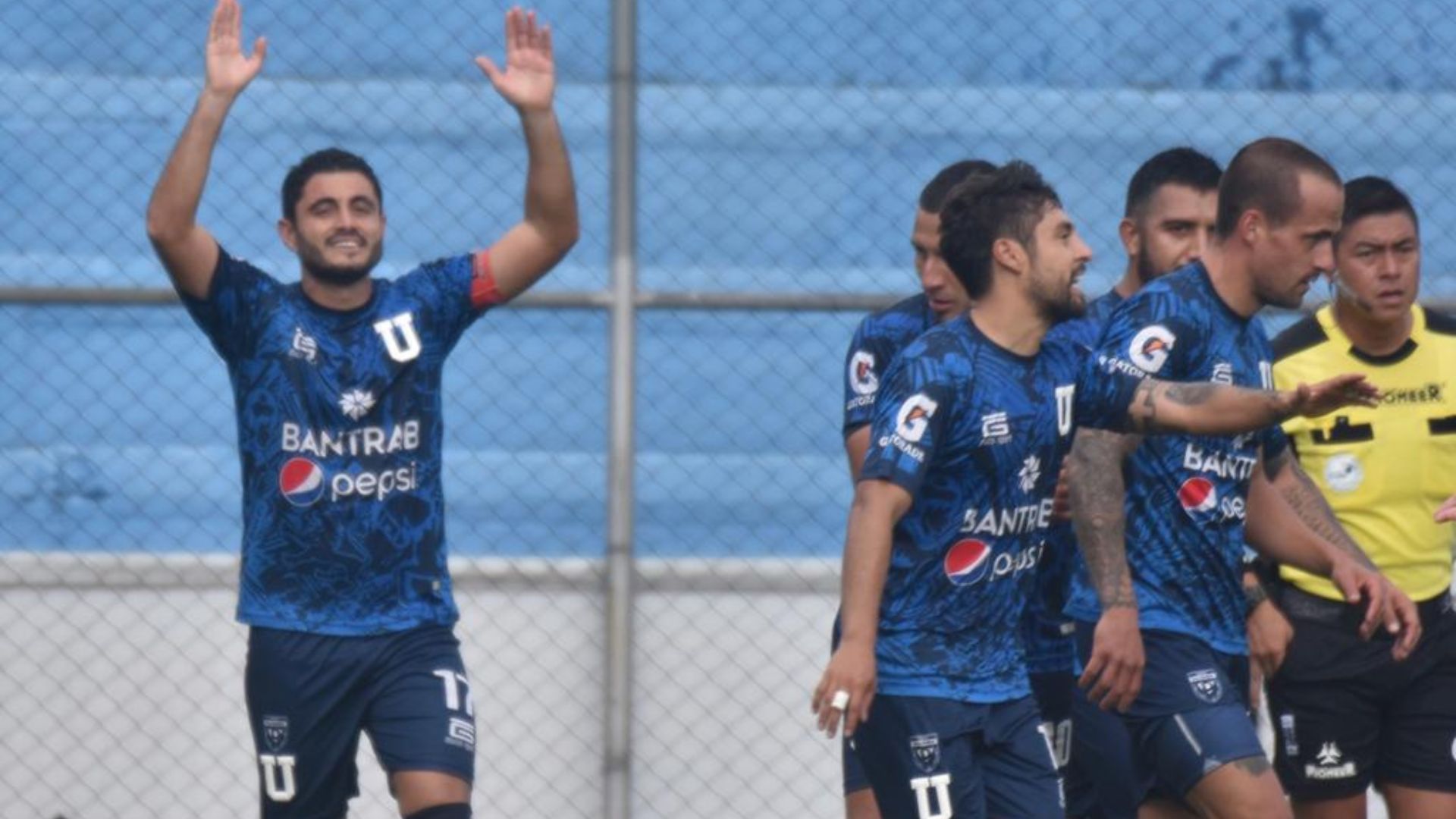 El delantero de la Universidad, Pedro Samayoa, celebra uno de sus tres goles a Sacachispas en el Estadio Manuel Felipe Carrera. (Foto Prensa Libre: Cortesía Juan Meoño)