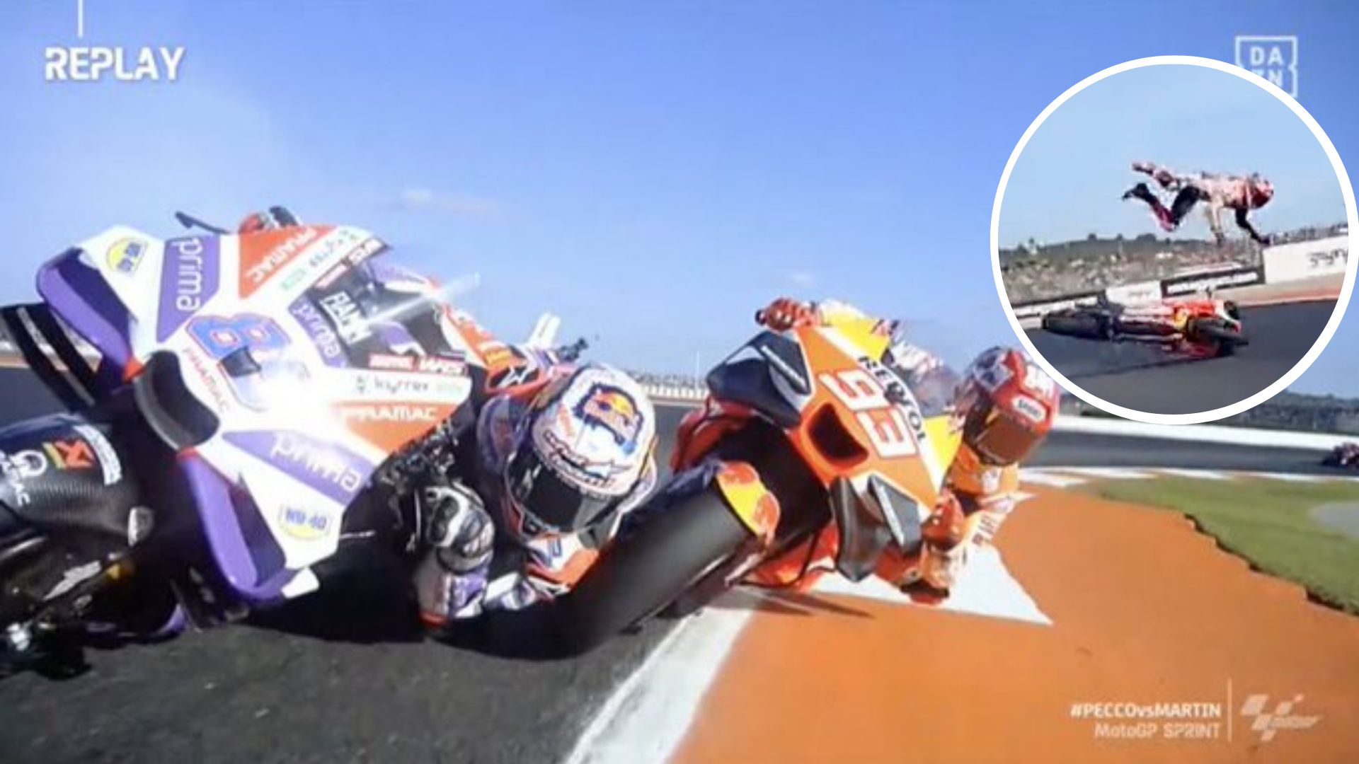 El español, Jorge Martín, al momento de chocar con su compatriota, Marc Márquez, y quedar fuera de competencia en el GP de Valencia. (Foto Prensa Libre: Captura de Pantalla)