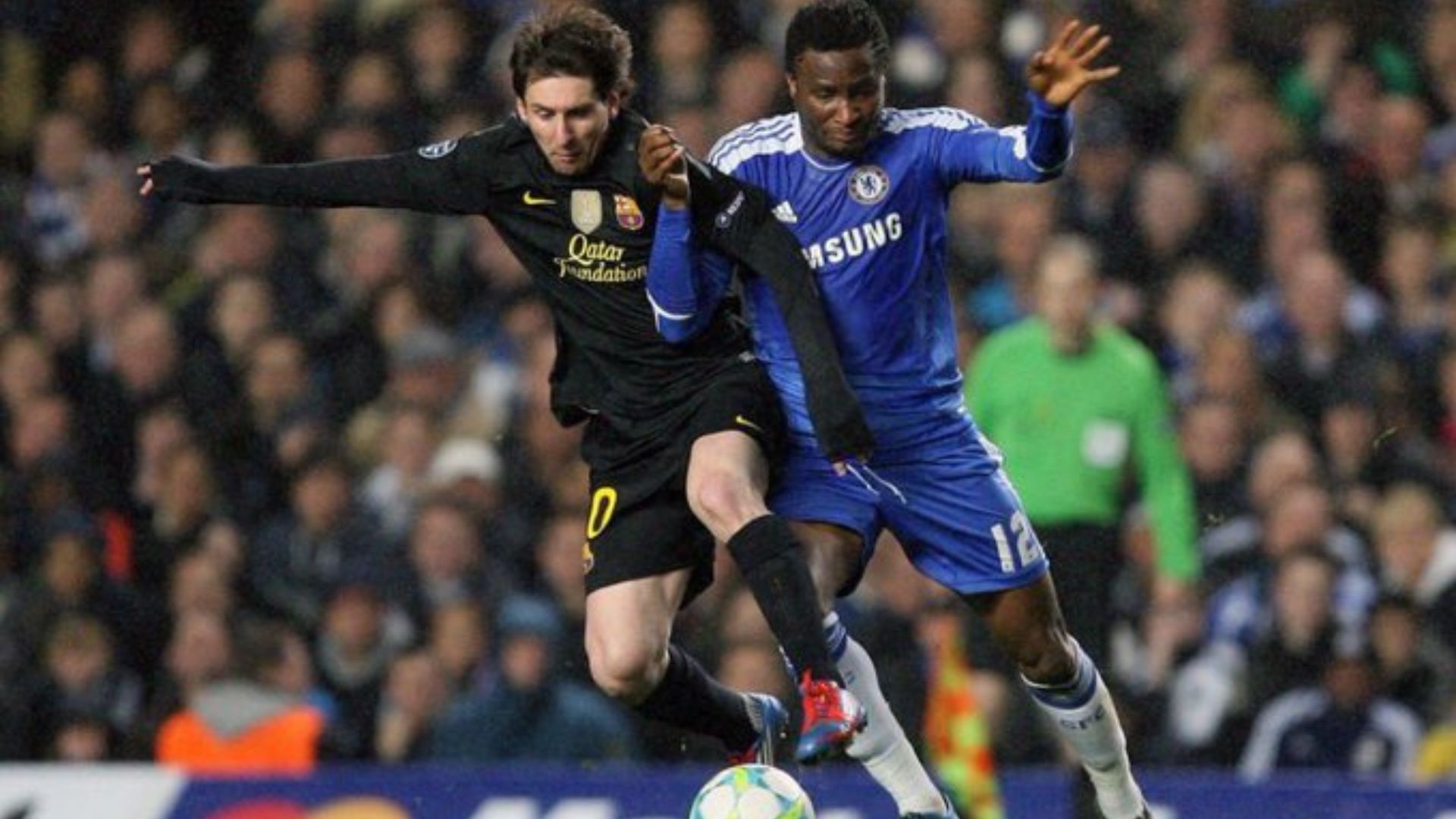 El ex jugador del Chelsea, Jon Obi Mikel se enfrenta a Lionel Messi, ex del Barcelona en la Champions League 2011/12. (Foto Prensa Libre: @LeoGoatNews)