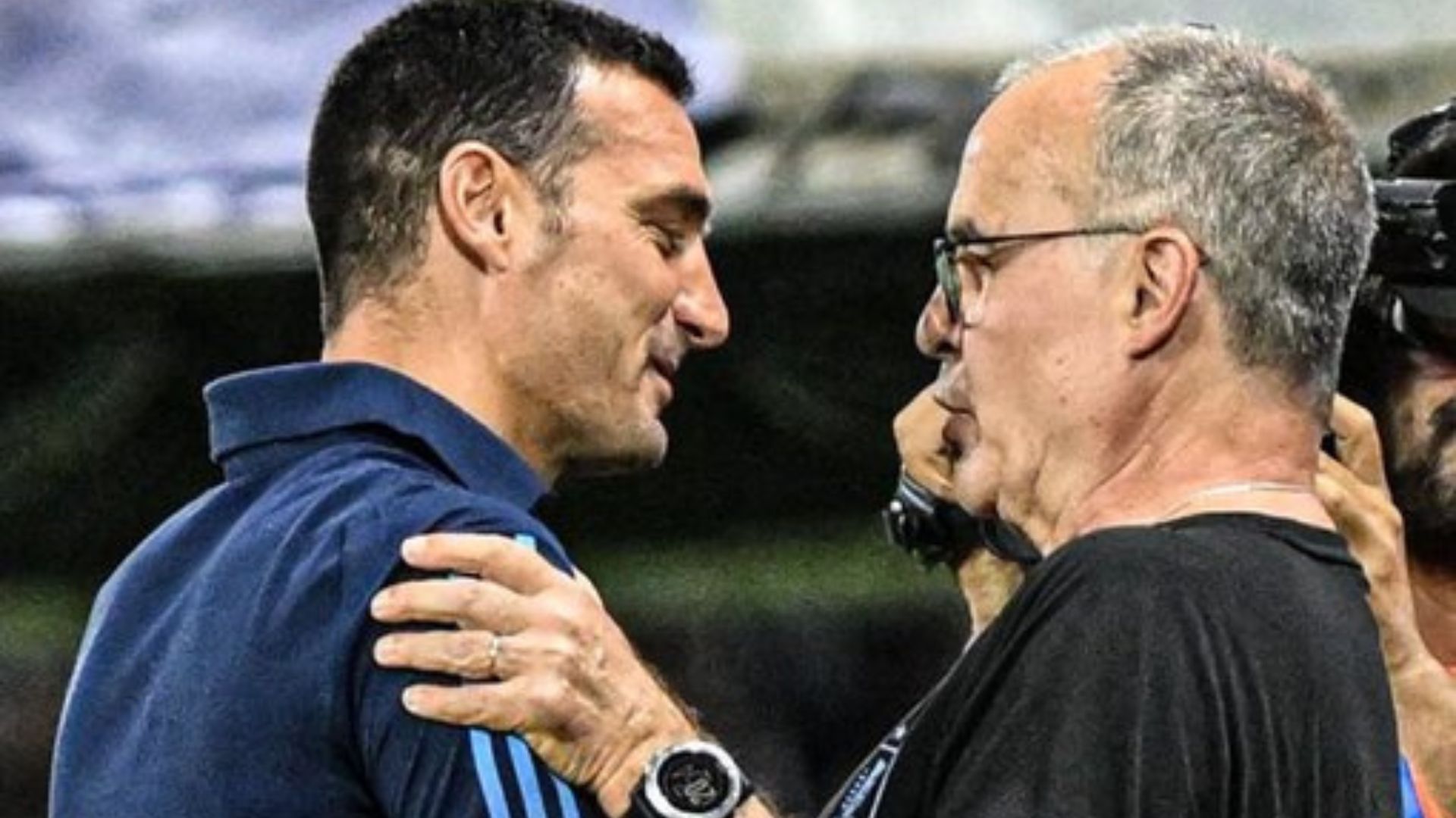 El entrenador de Argentina, Lionel Scaloni, se saluda con el de Uruguay, Marcelo Bielsa. (Foto Prensa Libre: @Gastonedul) 