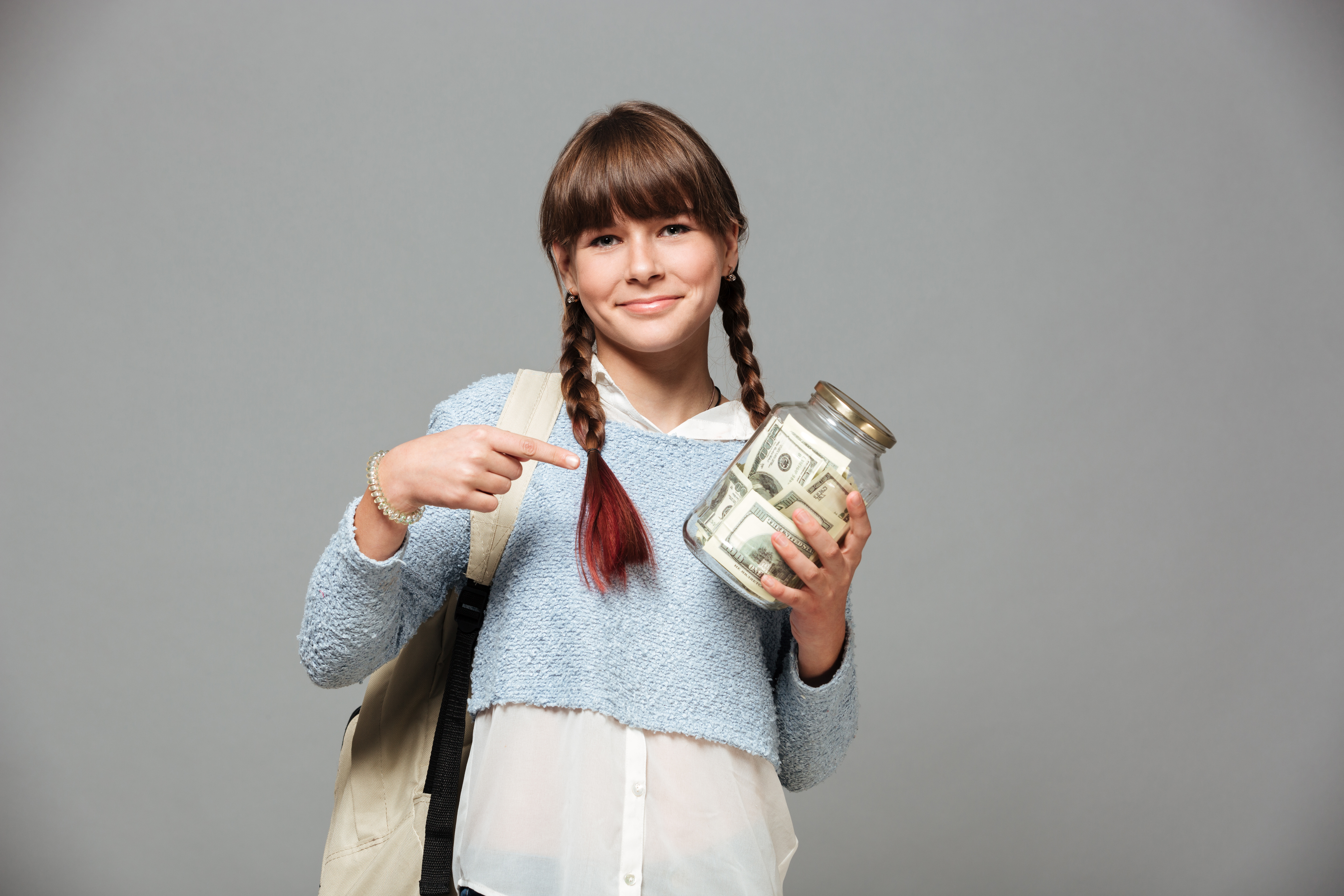 La recomendación es empezar desde casa, cuando el niño tenga la conciencia de cómo introducir dinero en un frasco, el objetivo no es enseñar qué es lo que puede comprar, es enseñarle a distribuir.