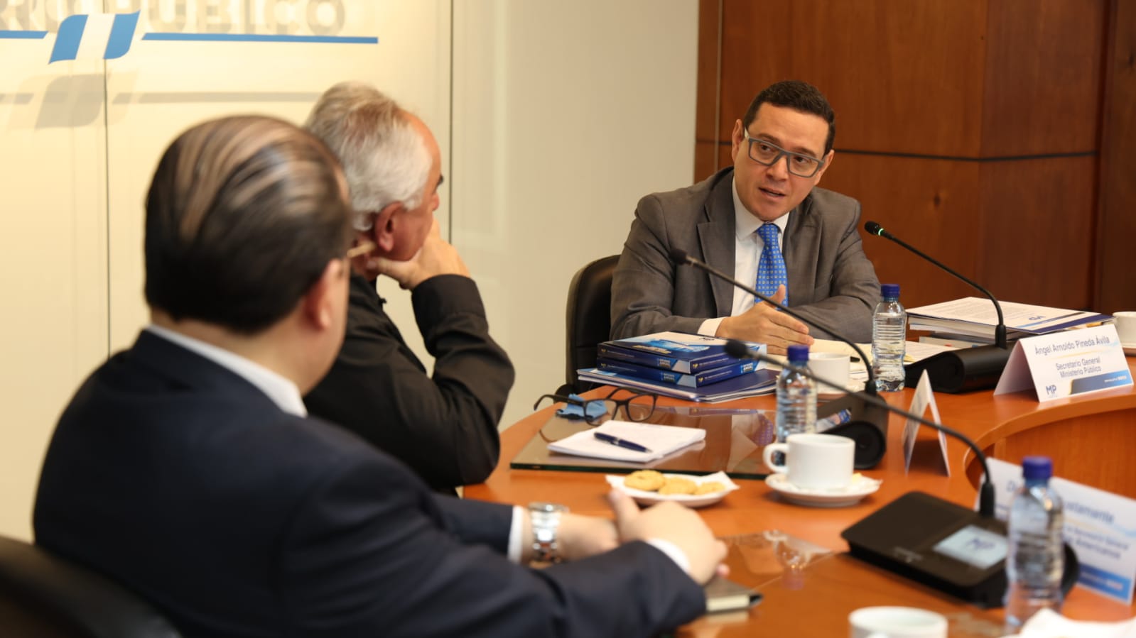 El secretario general del MP, ángel Pinera, se reunió con integrantes de la Misión de Mediación de la OEA, enviada a Guatemala en el marco de la crisis política que vive el país. (Foto Prensa Libre: Tomada de @MPguatemala)