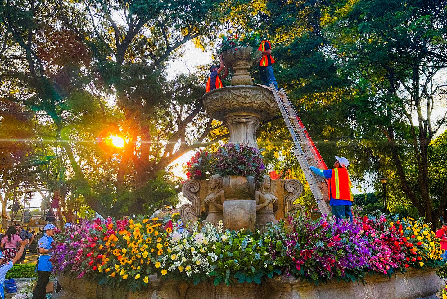 La Antigua Guatemala es conocida románticamente por ser «La Ciudad de las Perpetuas Rosas», dicho título viene del hecho que la flor sembrada predominante en todas los jardines y arriates de la ciudad, era peculiarmente rosas.