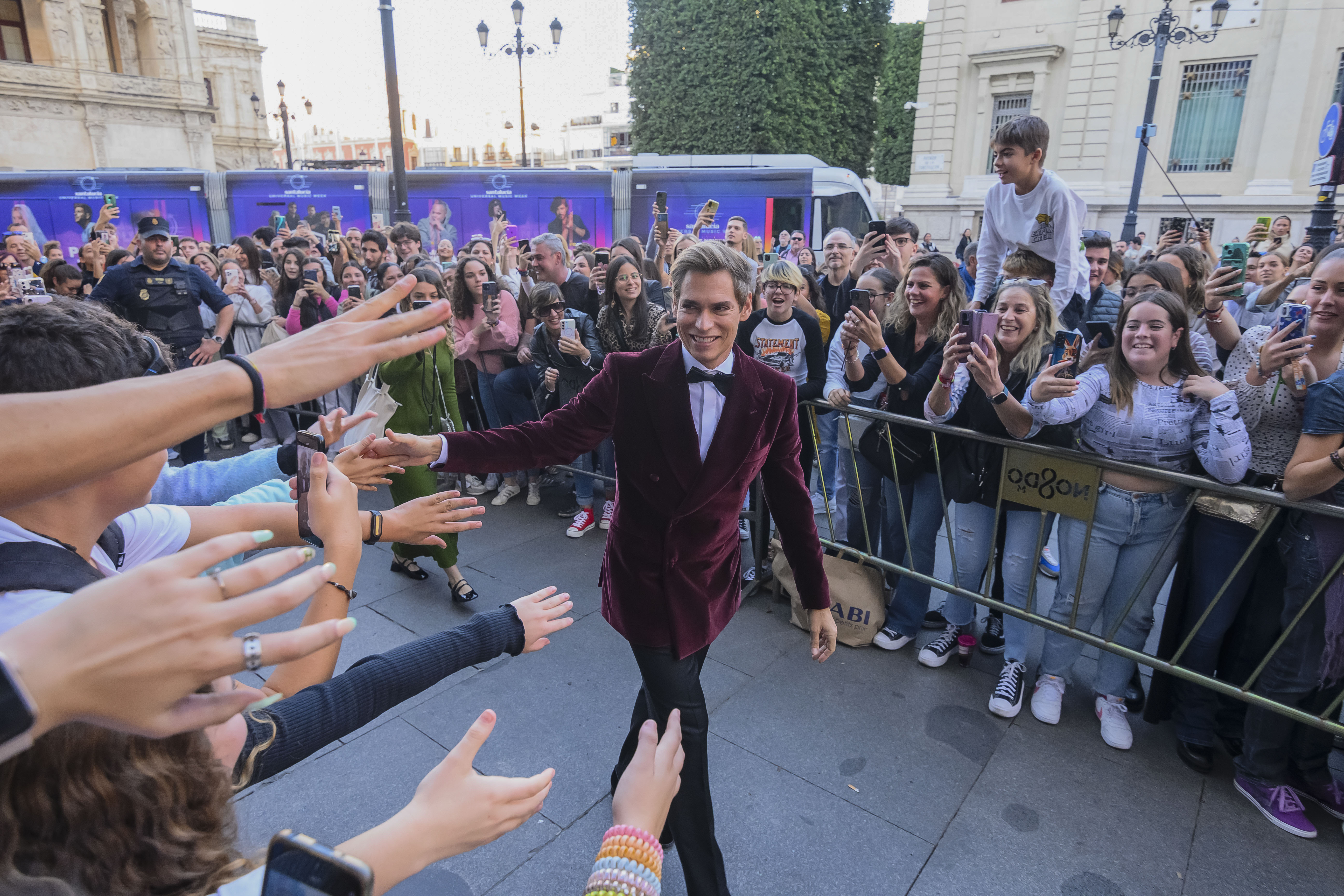 El cantante venezolano Carlos Baute a la salida de su hotel del centro de Sevilla para acudir a la gala anual de los Latin Grammy, que se celebra este año en la capital andaluza.  (Foto Prensa Libre: EFE/ Raúl Caro)