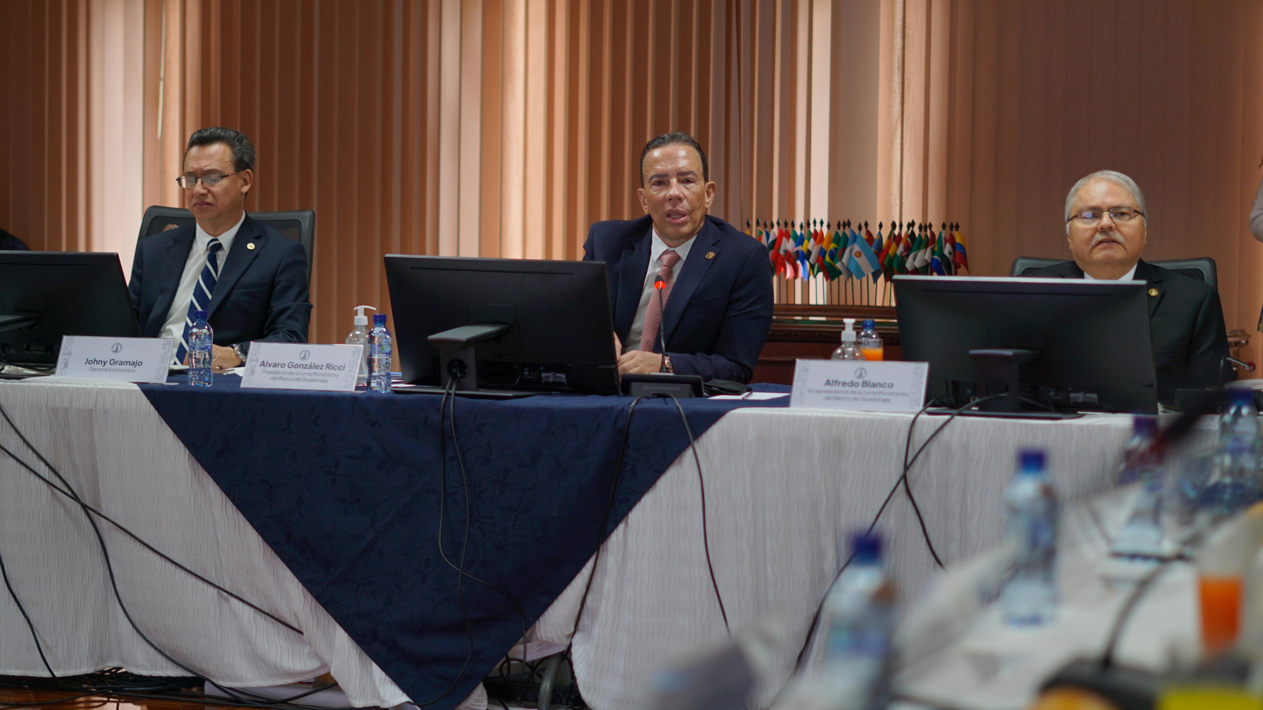 Álvaro González Ricci -centro- y José Alfredo Blanco Valdés -derecha-, presidente y vicepresidente del Banco de Guatemala exponen los indicadores macroeconómicos de cierre 2023. (Foto Prensa Libre: Jorge Hernández) 