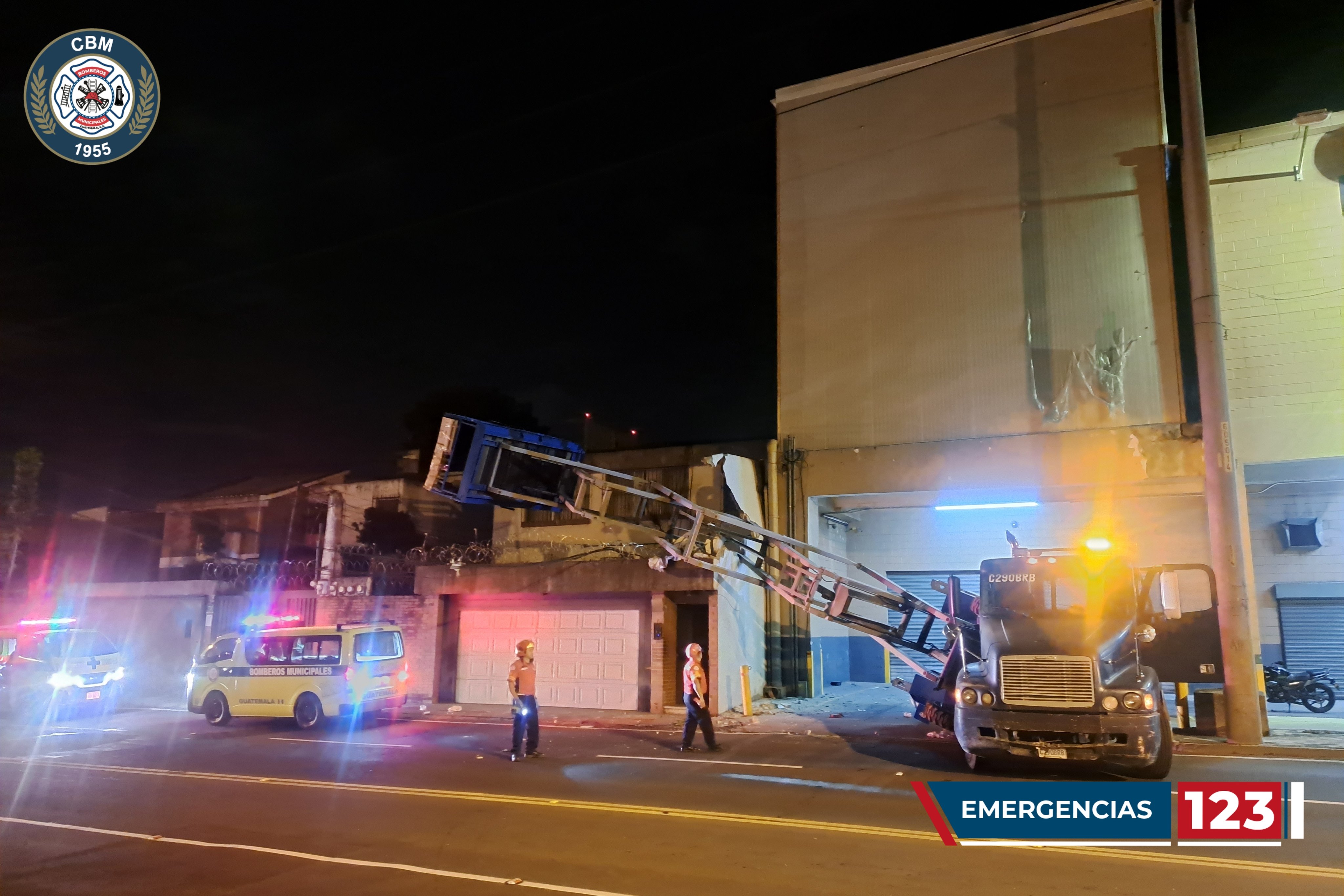 Una grúa colapsó y dos trabajadores resultaron heridos en la zona 10 capitalina. (Foto Prensa Libre: Bomberos Municipales)