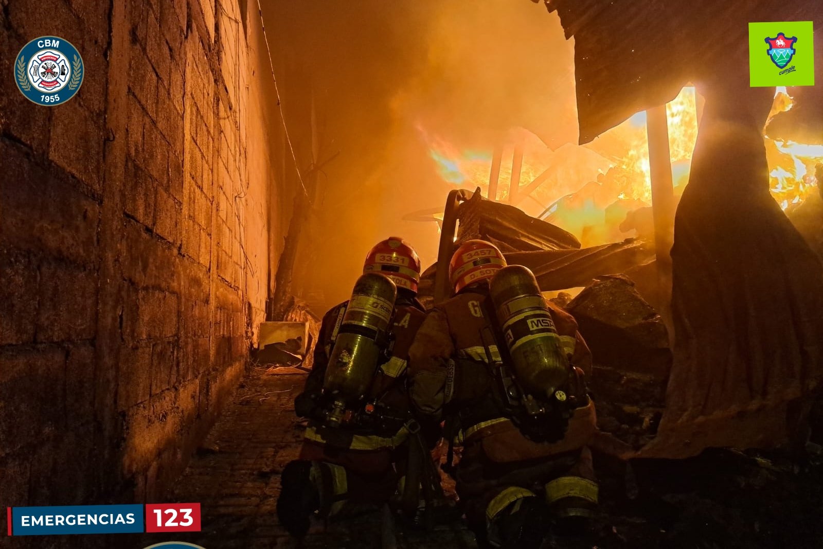 Bomberos Municipales combaten un incendio en una bodega en El Milagro, Mixco. (Foto Prensa Libre: Bomberos Municipales)