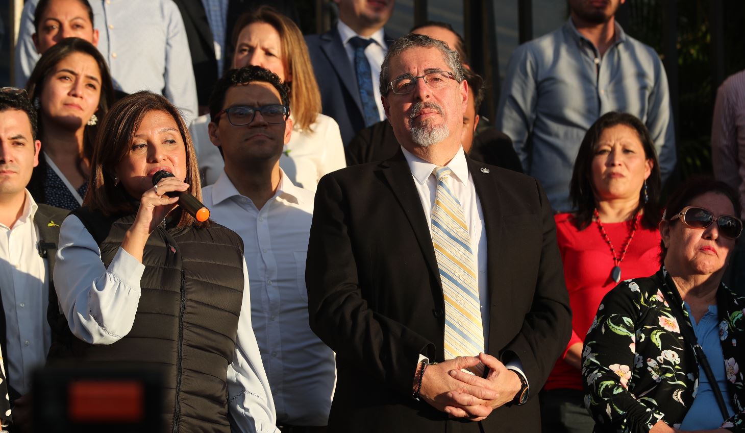 Karin Herrera y Bernardo Arévalo en conferencia de prensa se refieren a la solicitud del MP de retirarles la inmunidad. (Foto Prensa Libre: Elmer Vargas) 