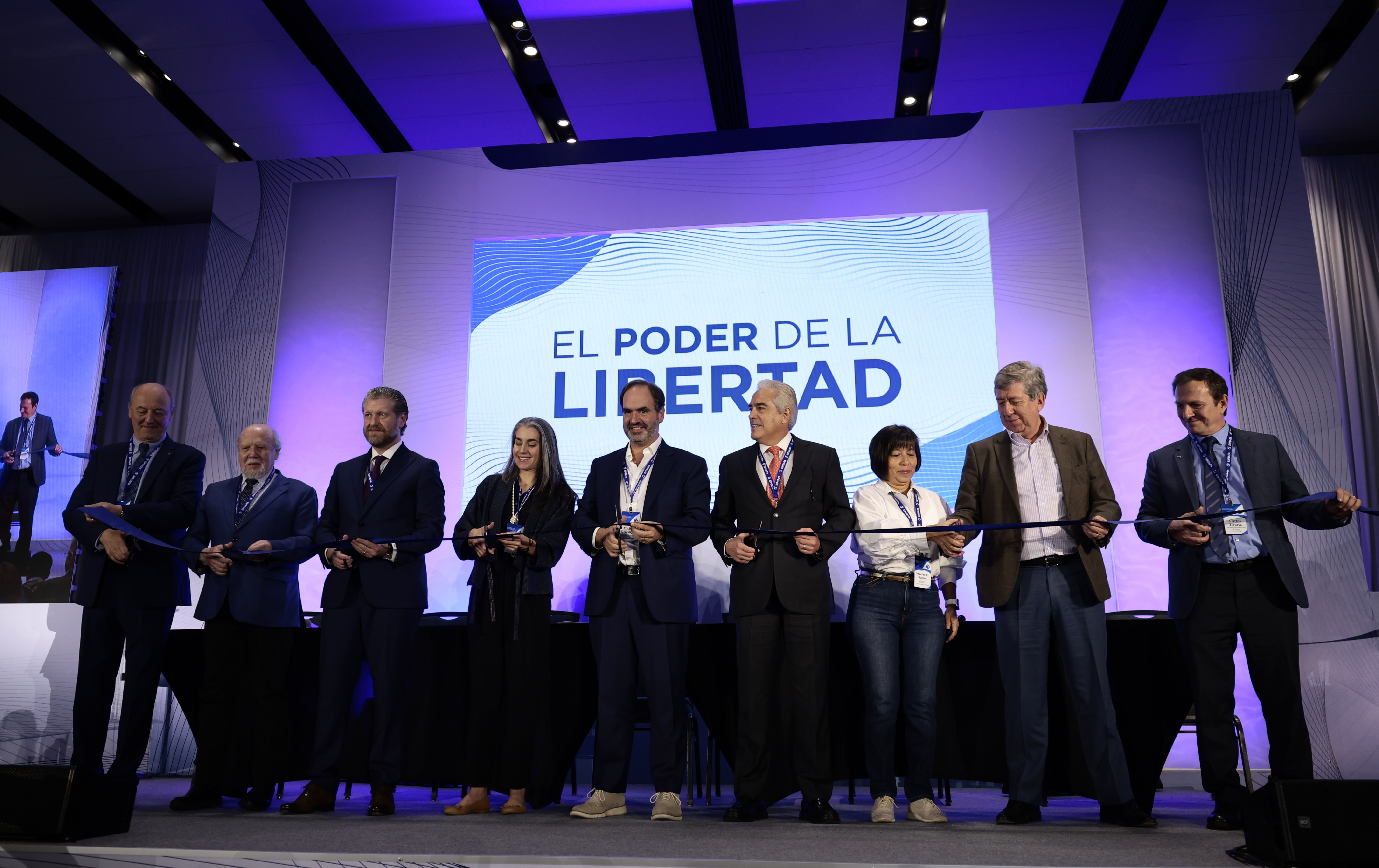 El presidente de la Sociedad Interamericana de Prensa (SIP), Michael Greenspon, y representantes de varios medios de comunicación inauguran la 79 Asamblea General Anual en Ciudad de México. (Foto Prensa Libre: EFE)