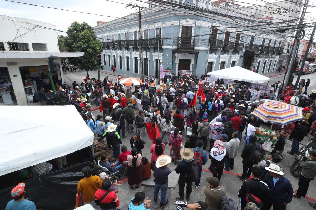 En varios puntos de la zona 1 es complicado el tránsito por manifestaciones y cierres vehiculares. (Foto Prensa Libre: Esbin García) 