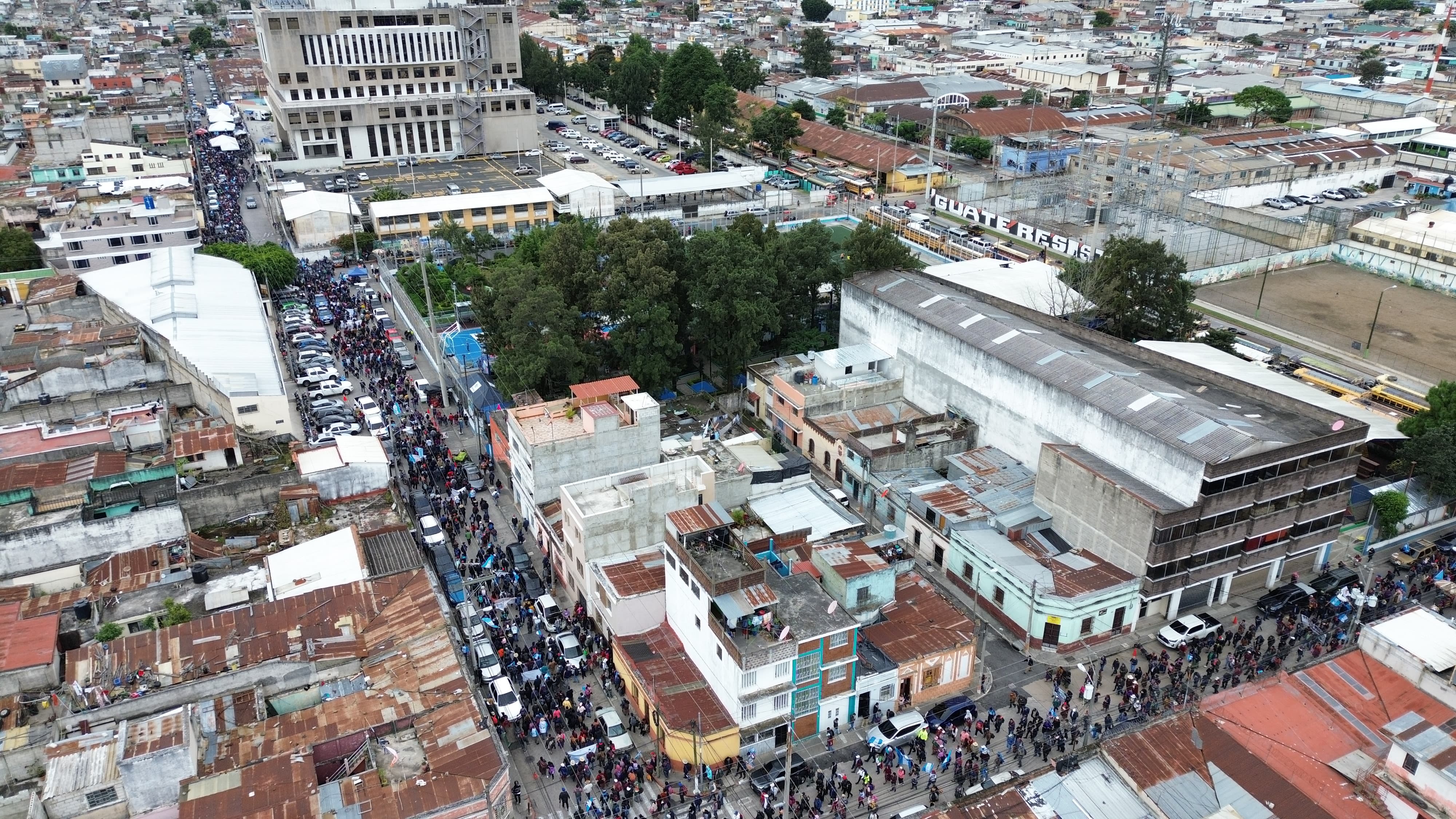 Integrantes de organizaciones indígenas manifiestan en los alrededores del Ministerio Público. (Foto Prensa Libre: C. Hernández Ovalle)