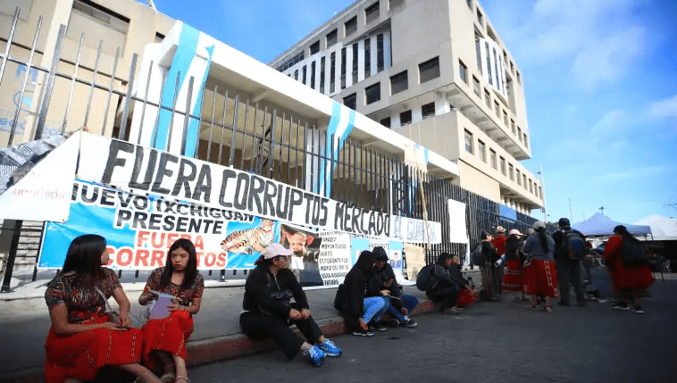 EE. UU. sigue preocupado por las acciones que pueda tomar el Ministerio Público antes del 14 de enero de 2024. Una protesta frente a la sede central en el Barrio Gerona. (Foto Prensa Libre: Hemeroteca PL)