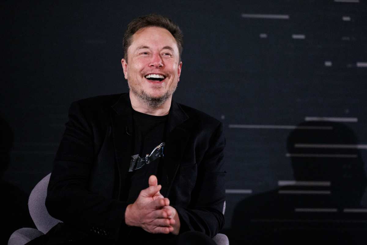 Elon Musk reveló detalles el sábado de su nueva herramienta de inteligencia artificial (IA) llamada "Grok", (Foto Prensa Libre: EFE/EPA/TOLGA AKMEN / POOL)