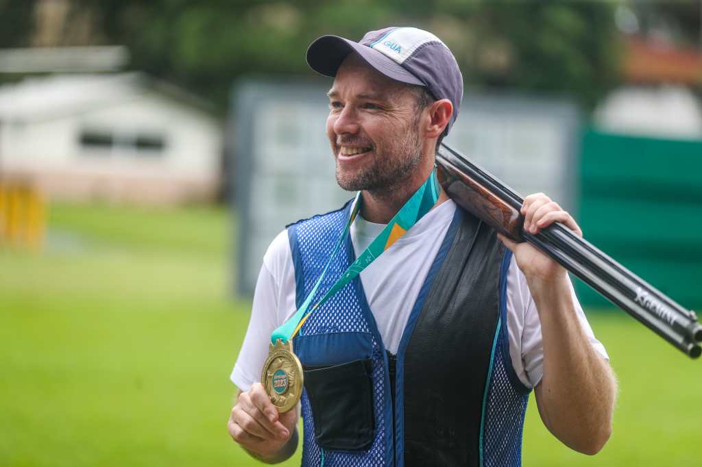 Jean Pierre Brol con la medalla de oro que le valió la clasificación a París.