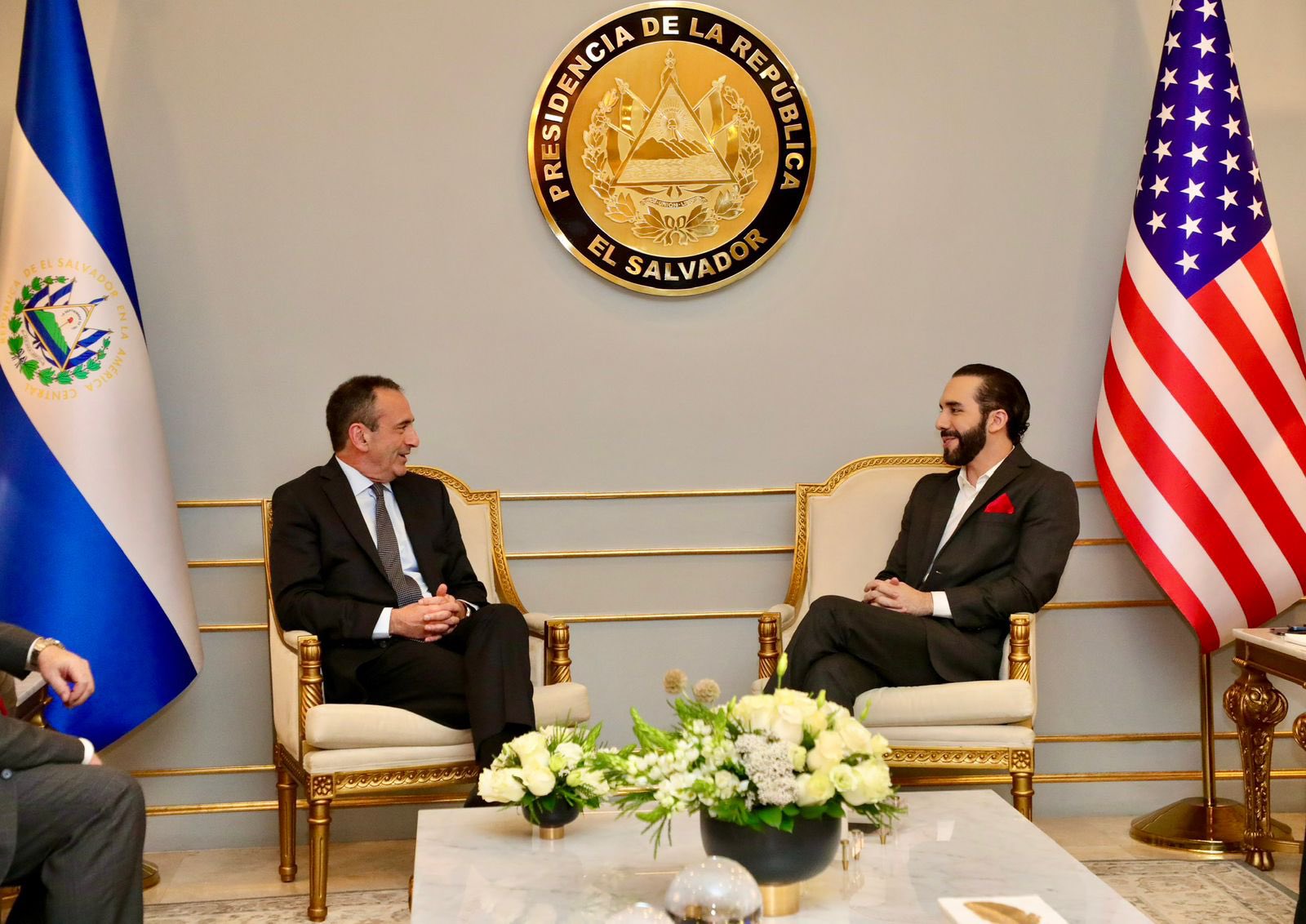 Durante la reunión de Nayib Bukele y Philip Gordon se abordaron temas respecto al combate a las pandillas. (Foto Prensa Libre: Twitter: PhilGordon46)