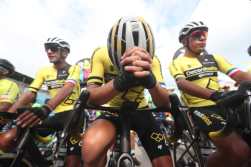 Antes de partir, algunos de los ciclistas elevaron una oración. (Foto Prensa Libre: Érick Ávila) 