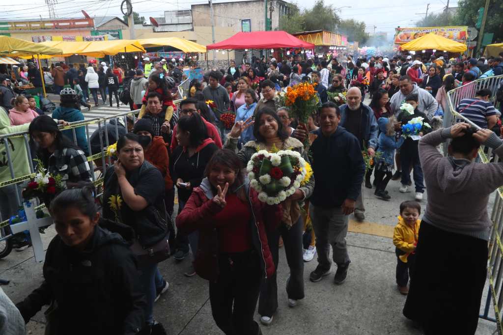 Personas van a los cementerios