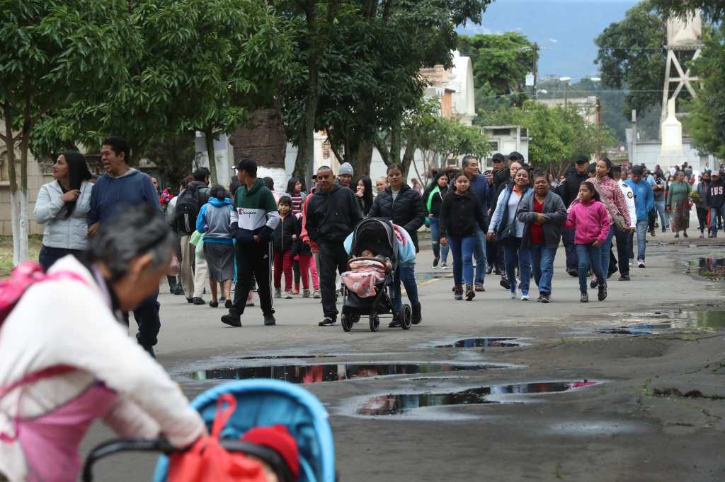 Personas visitan cementerios en Guatemala