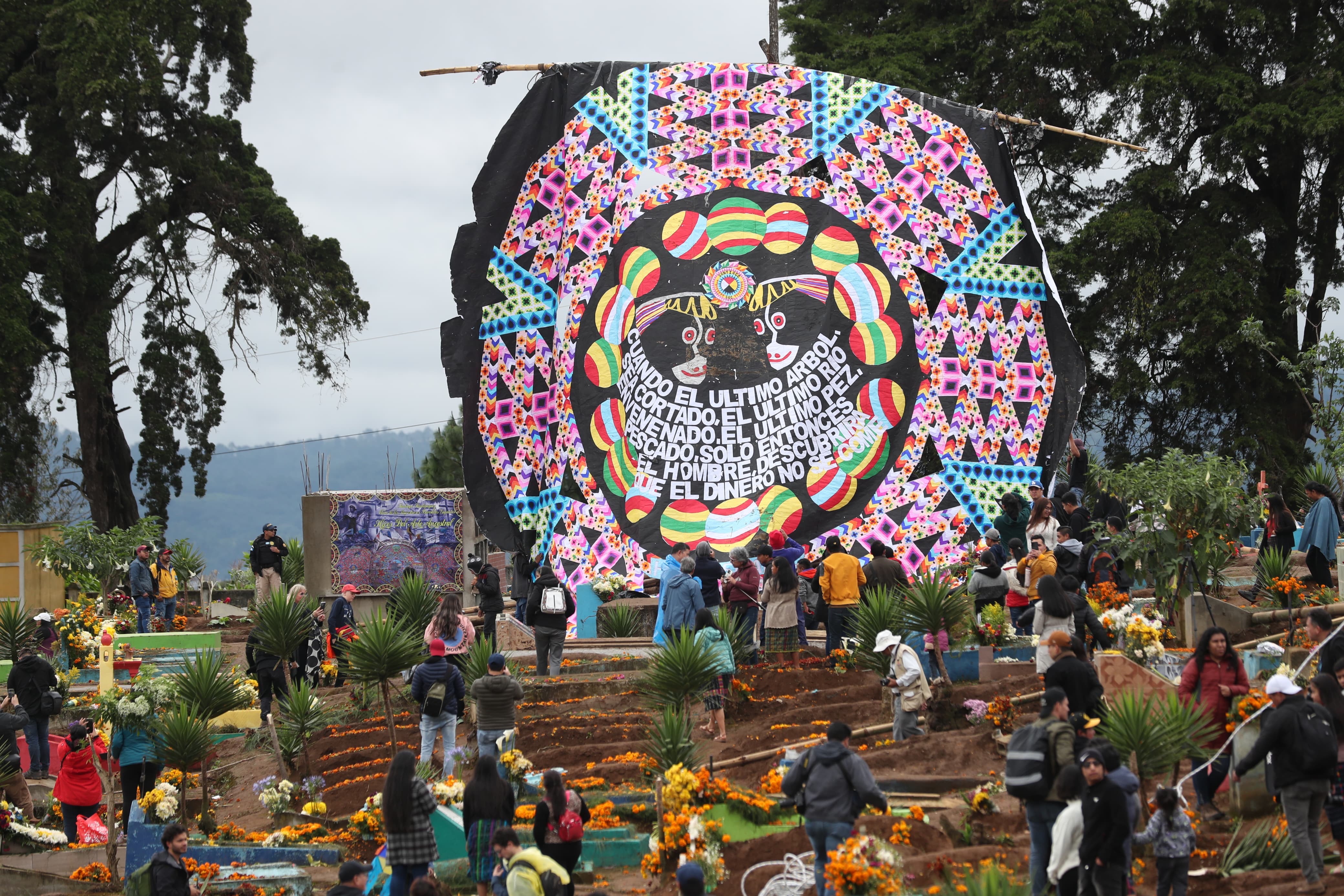 Un enorme barrilete es admirado en el cementerio de Santiago Sacatepéquez. (Foto Prensa Libre. Érick Ávila)