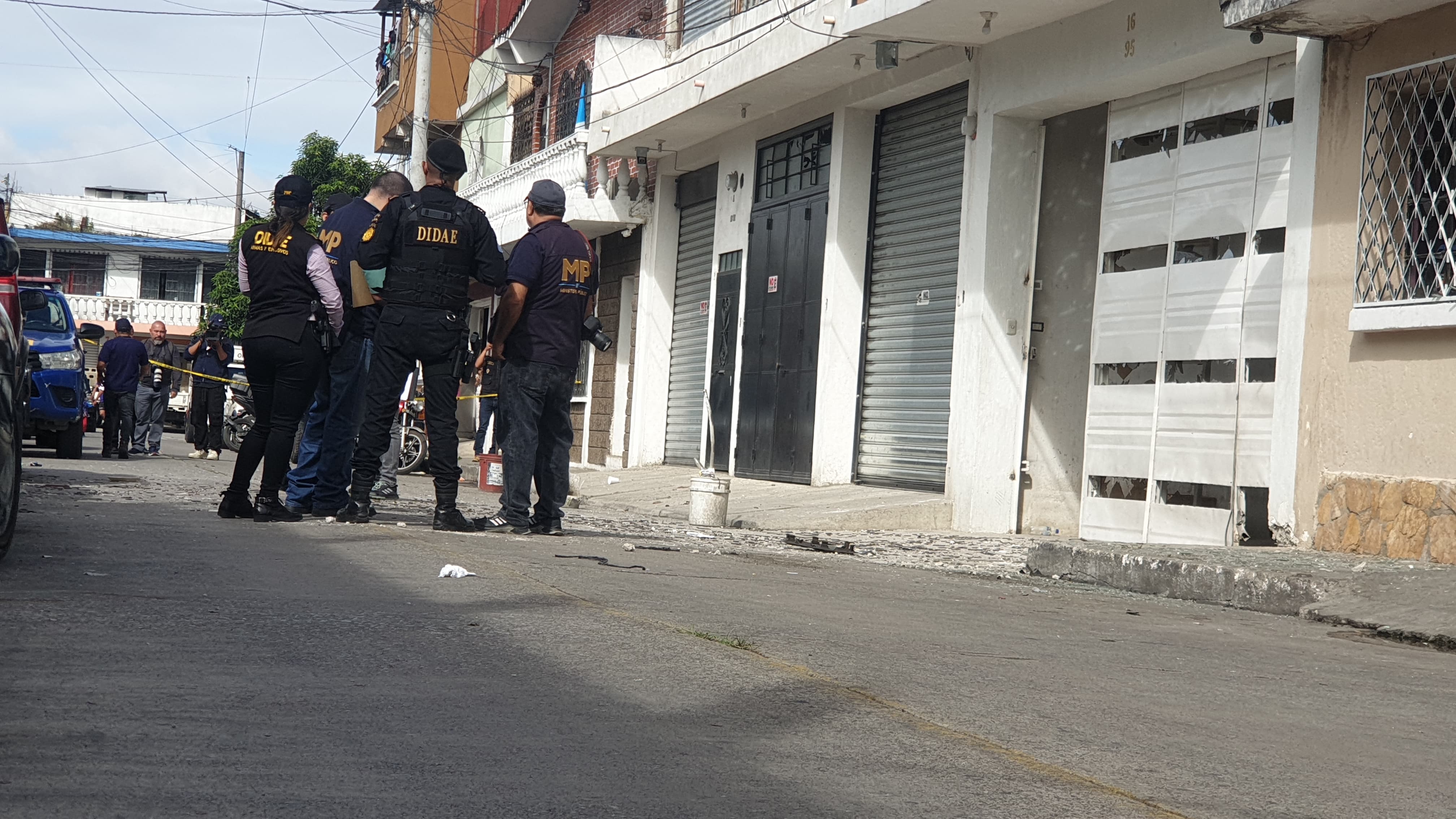 Desconocidos hicieron explotar este 14 de noviembre un artefacto de fabricación artesanal en una vivienda de la zona 6, barrio La Parroquia de la Ciudad de Guatemala. (Foto Prensa Libre: Byron Baiza).