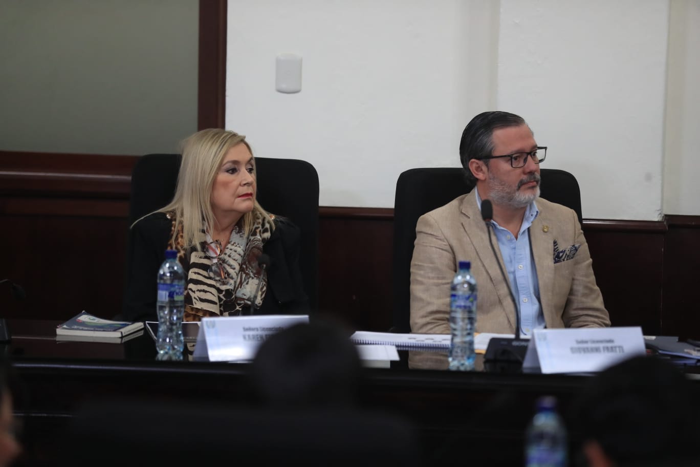 Karen Fische y Geovanni Fratti, de Guatemala Inmortal, ratifican su denuncia ante la comisión pesquisidora del TSE, en el Congreso de la República. (Foto Prensa Libre: Juan Diego González)