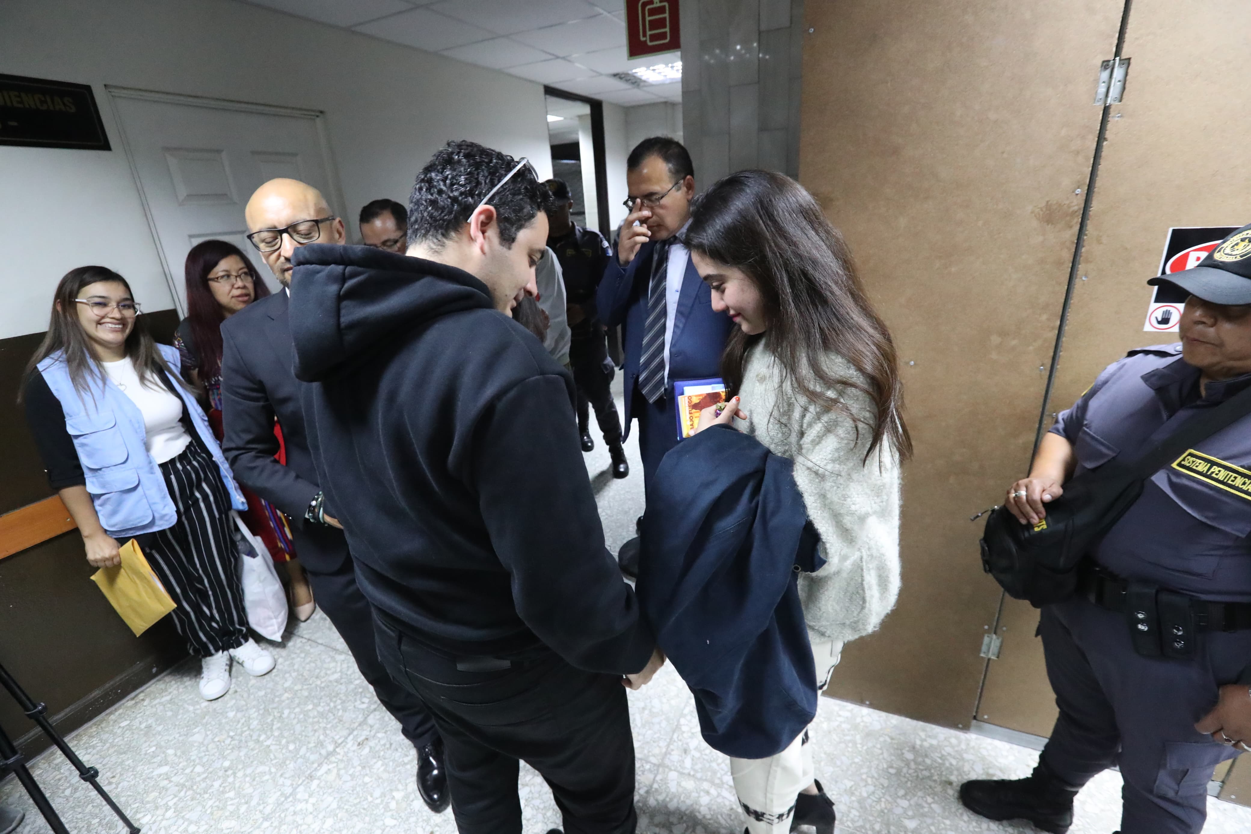 Momento en que el diputado Samuel Pérez saluda a Marcela Blanco luego de la audiencia, una de las razones por las que el MP pide que los acusados vuelvan a prisión. (Foto Prensa Libre: María René Barrientos) 