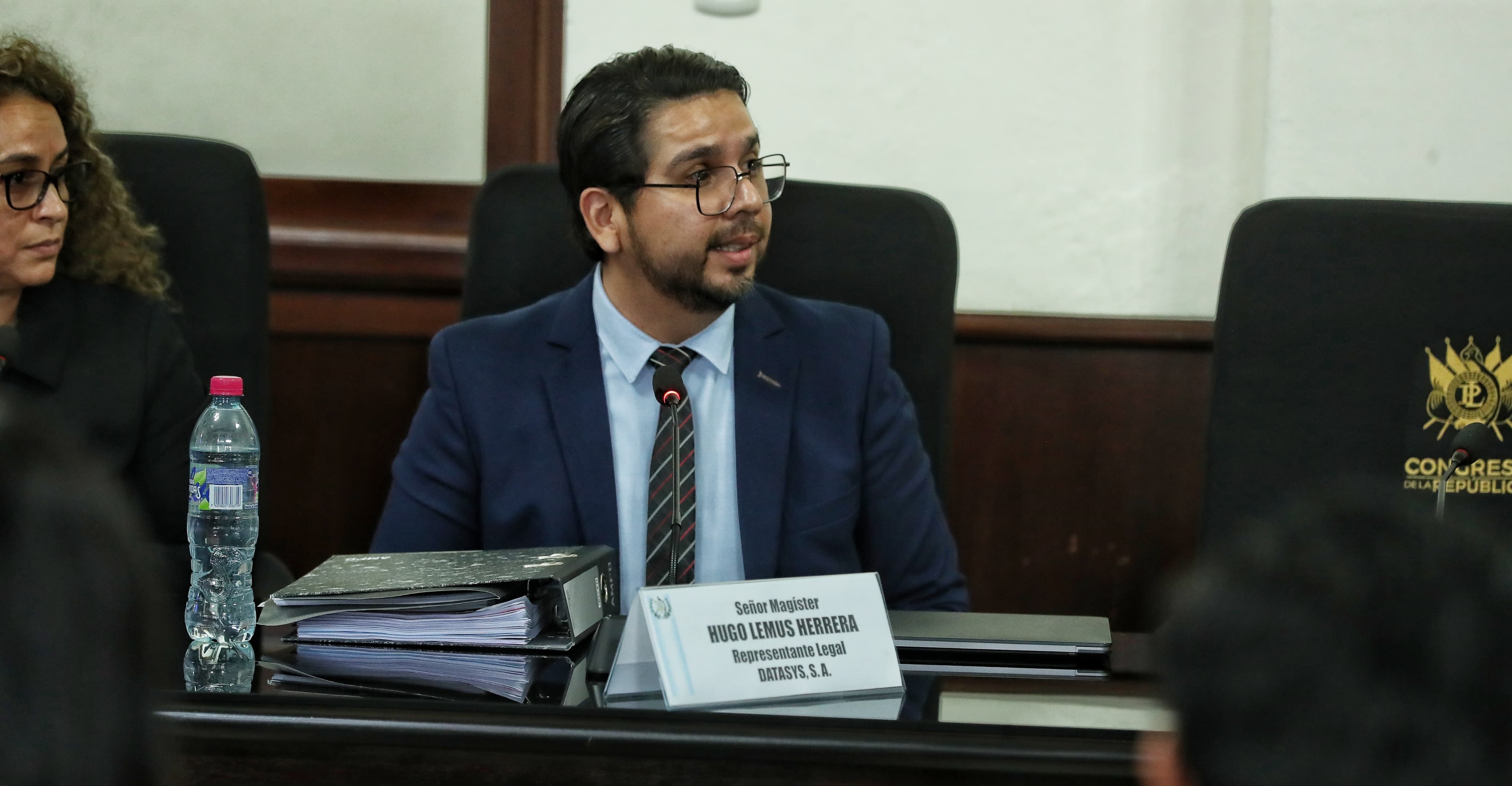 Hugo Lemus, cuando era presentante legal de Datasys, responde a los diputados pesquisidores sobre la contratación del Trep para el TSE. (Foto Prensa Libre: Esbin García)