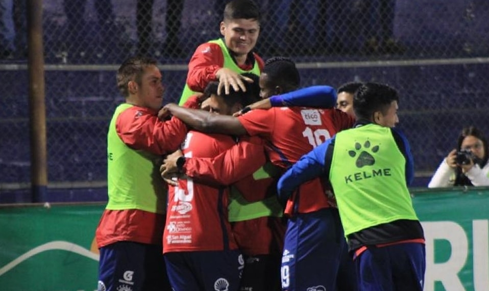 El equipo de Quetzaltenango, Xelajú MC, logró imponerse en casa ante Achuapa. Foto Prensa Libre (Xelajú MC)