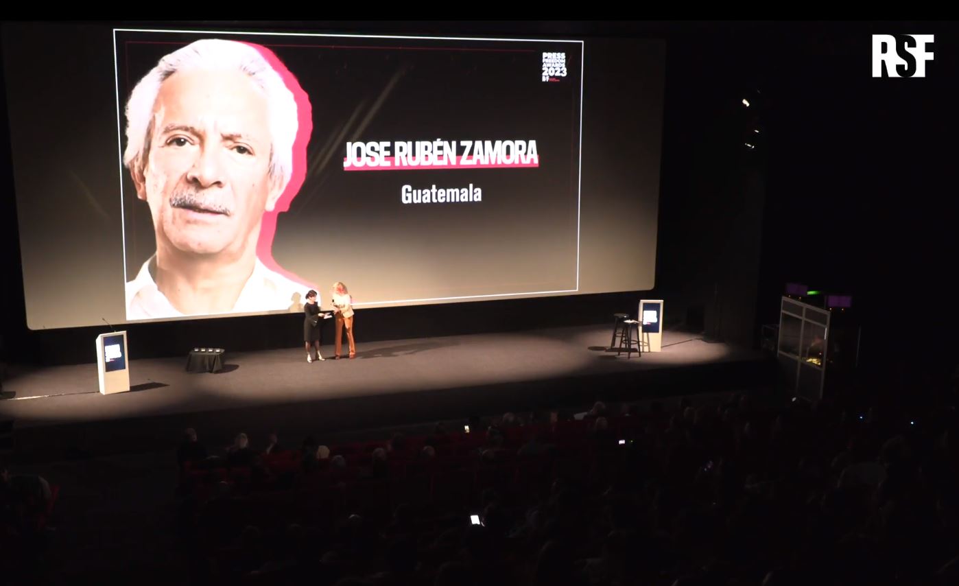 El director de elPeriódico, Jose Rubén Zamora, fue galardonado este martes 28 de noviembre durante la entrega del Premio de la Libertad de Prensa de la organización Reporteros Sin Fronteras (RSF) junto a otros periodistas de todo el mundo. (Foto Prensa Libre: Captura de Pantalla)